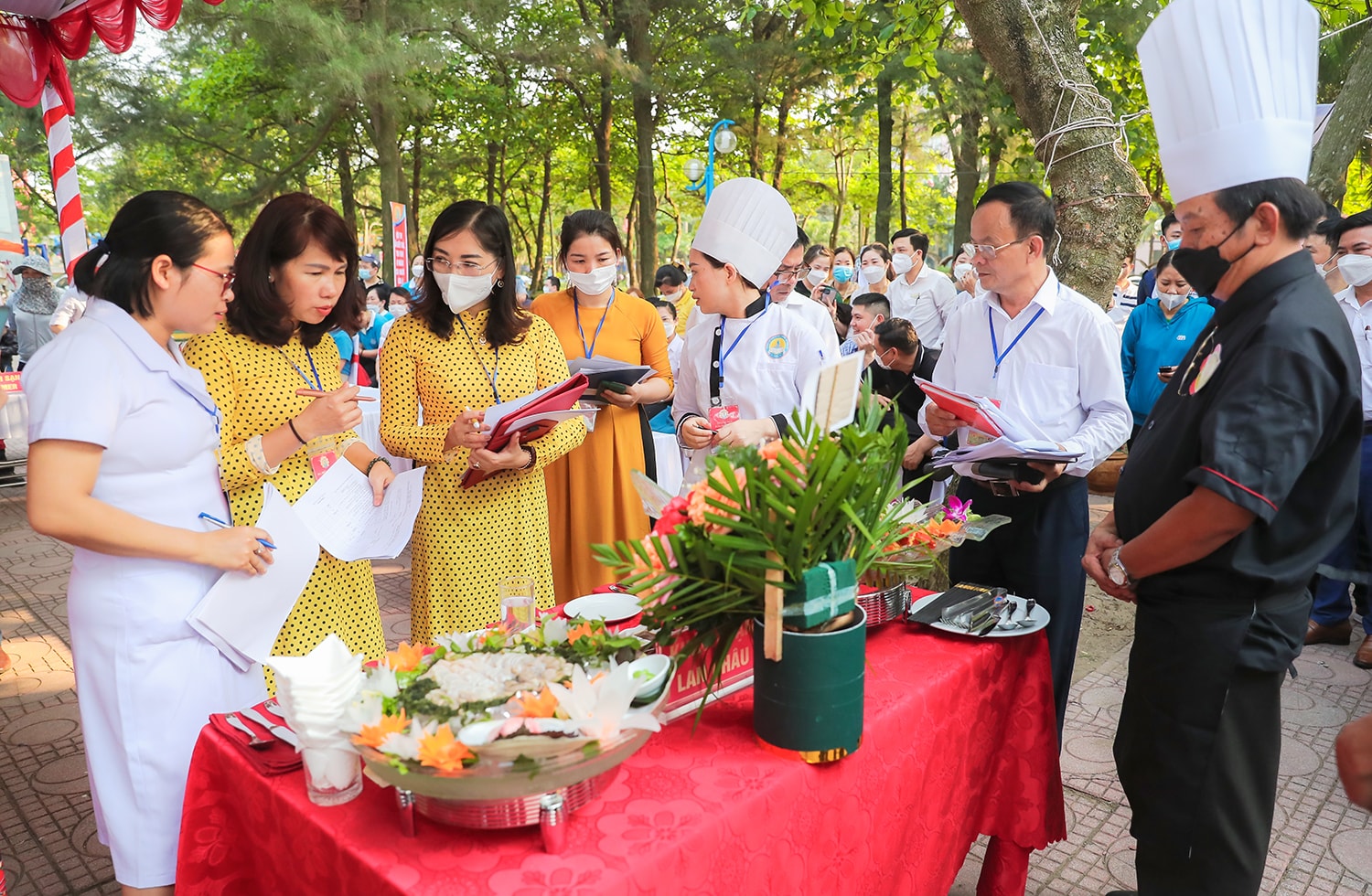 Sau phần thi chế biến các đội sẽ cử ra một thành viên để tham gia phần thi thuyết trình. Mỗi đội sẽ có 5 phút để nêu lên những nét đắc sắc mà món ăn của đội mình gửi đến hội thi. Ảnh: Đức Anh