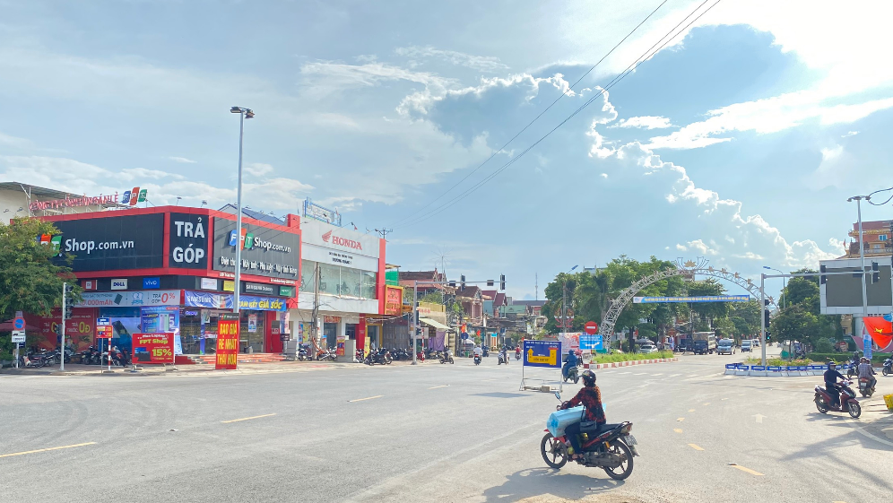 Khu vực đường Nguyễn Trãi đi hướng cầu Hiếu 1 là trục trung tâm thời trang - dịch vụ - các hệ thống cửa hàng vàng bạc của thị xã Thái Hòa 
