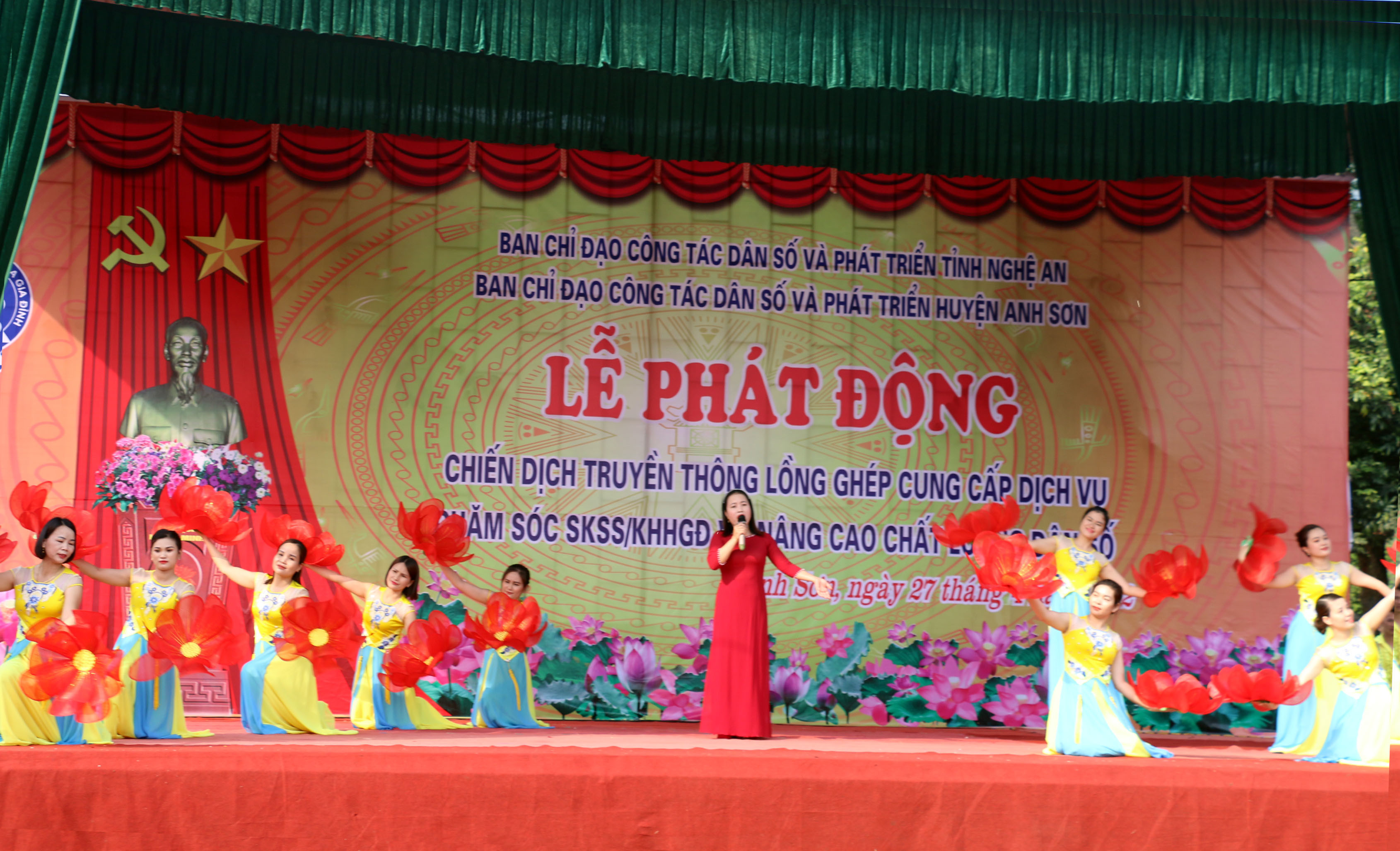 Chương trình văn nghệ của huyện Anh Sơn chào mừng lễ phát động. Ảnh: MH