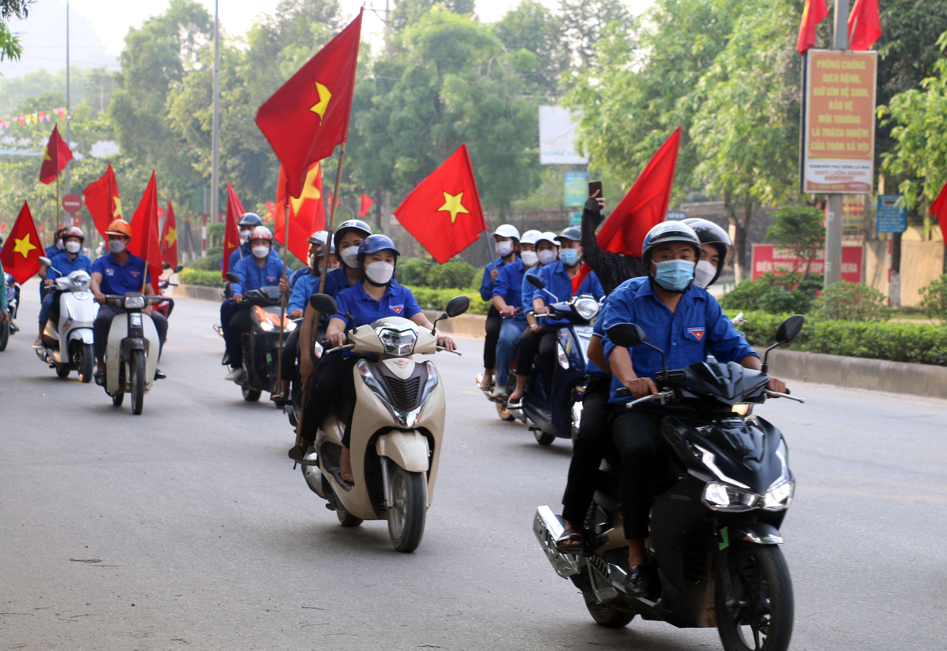 Các đoàn thể trên địa bàn huyện Anh Sơn diễu hành hưởng ứng Lễ phát động. Ảnh: MH