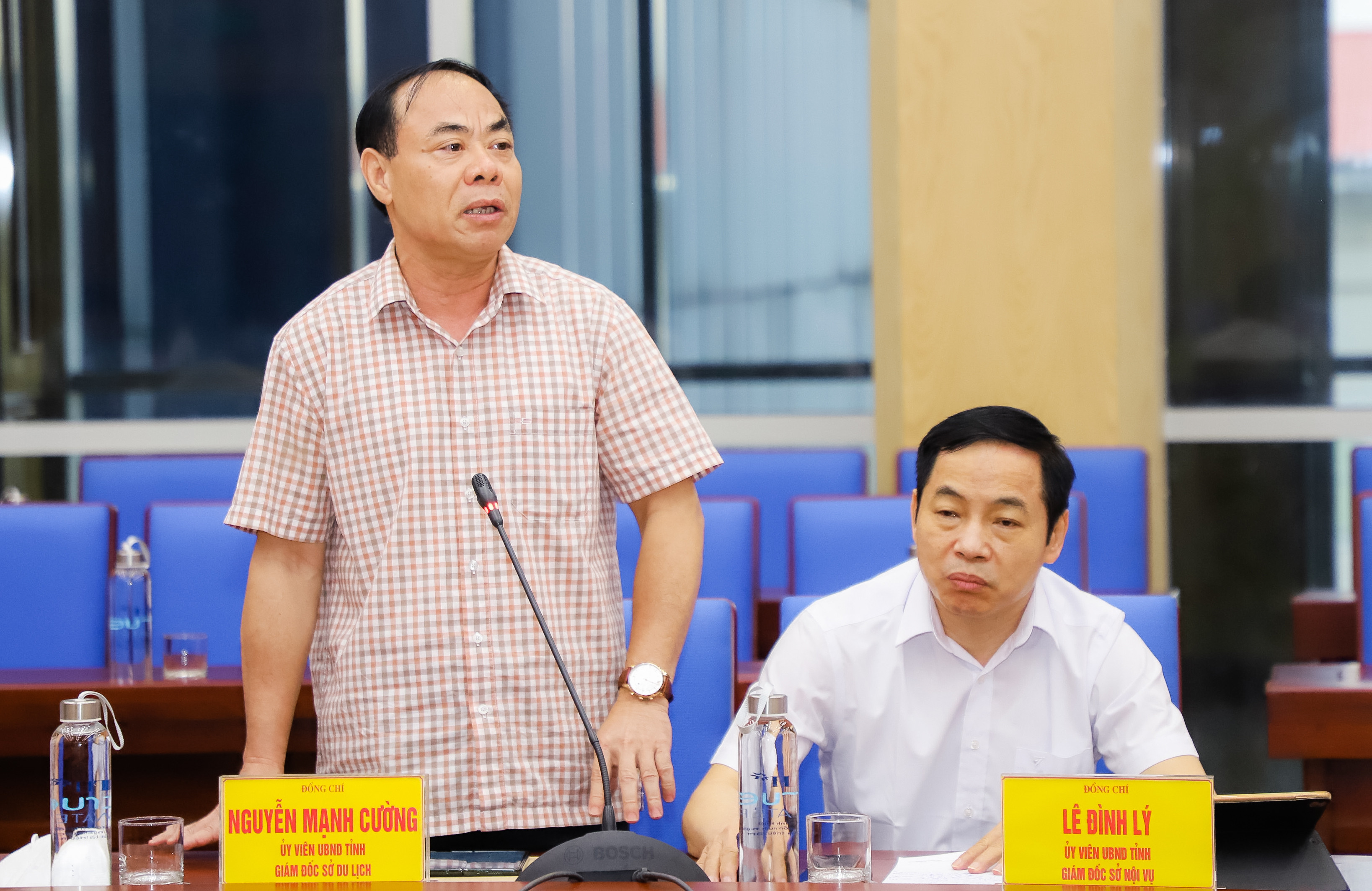 Đồng chí Nguyễn Mạnh Cường - Giám đốc Sở Du lịch báo cáo tình hình mở cửa du lịch của tỉnh trong tháng 4. Ảnh: Phạm Bằng