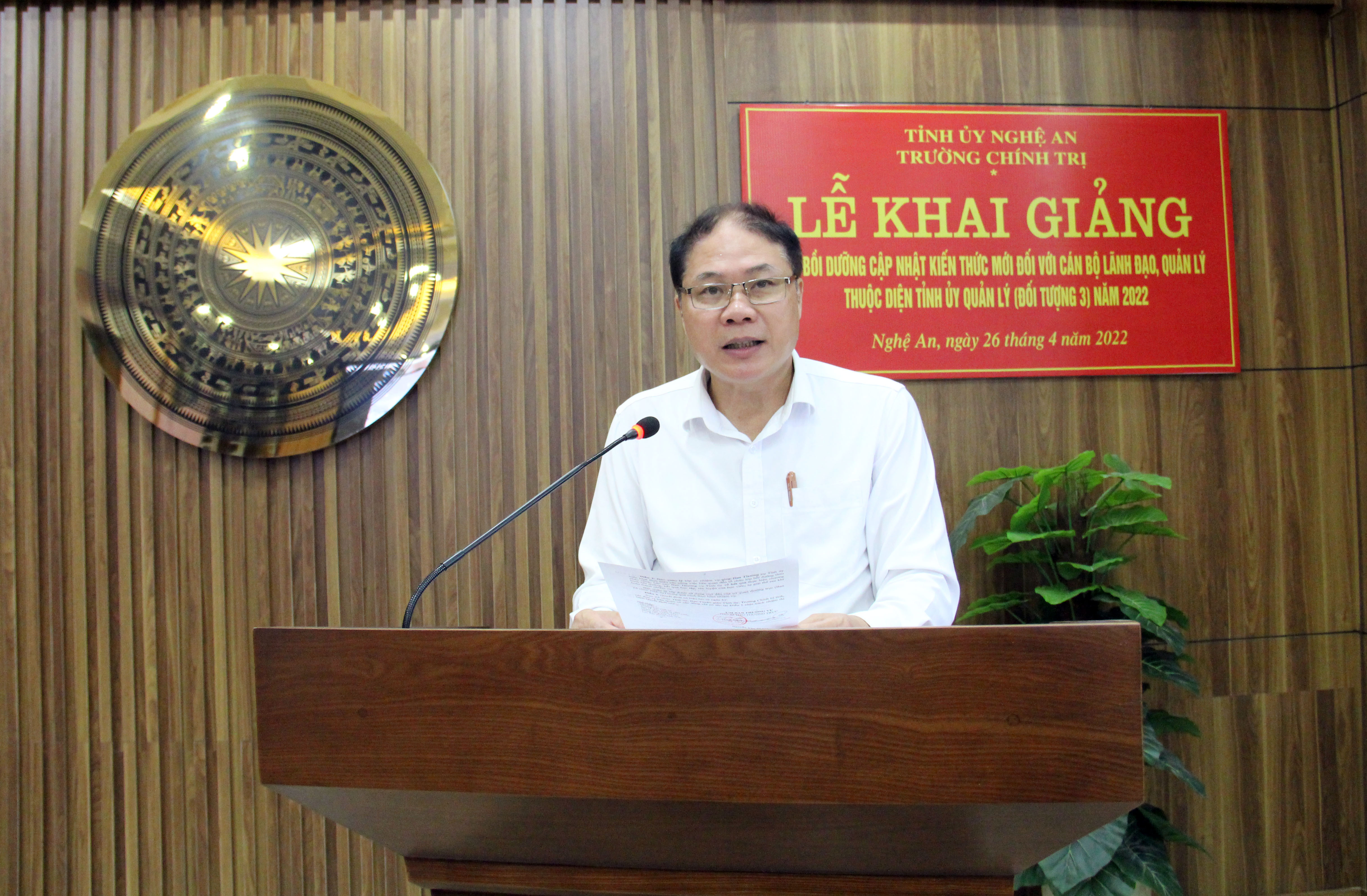 Đồng chí Hồ Đăng Tài - Phó trưởng Ban Tổ chức Tỉnh ủy công bố các quyết định tổ chức lớp họcẢnh: Thanh Quỳnh