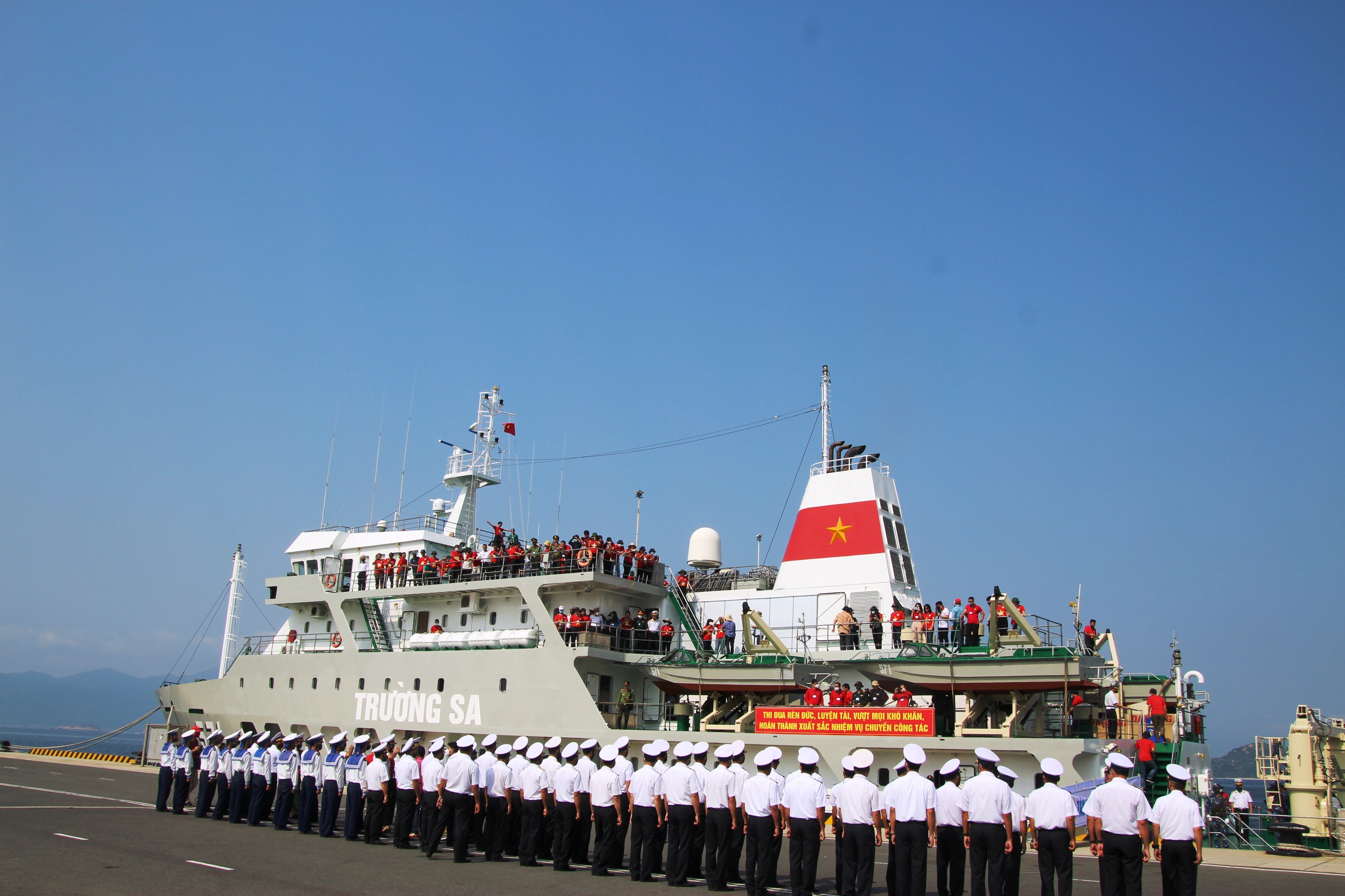 Tạm biệt đất liền, tàu 571 hành trình thăm cán bộ chiến sĩ Trường Sa, DK1