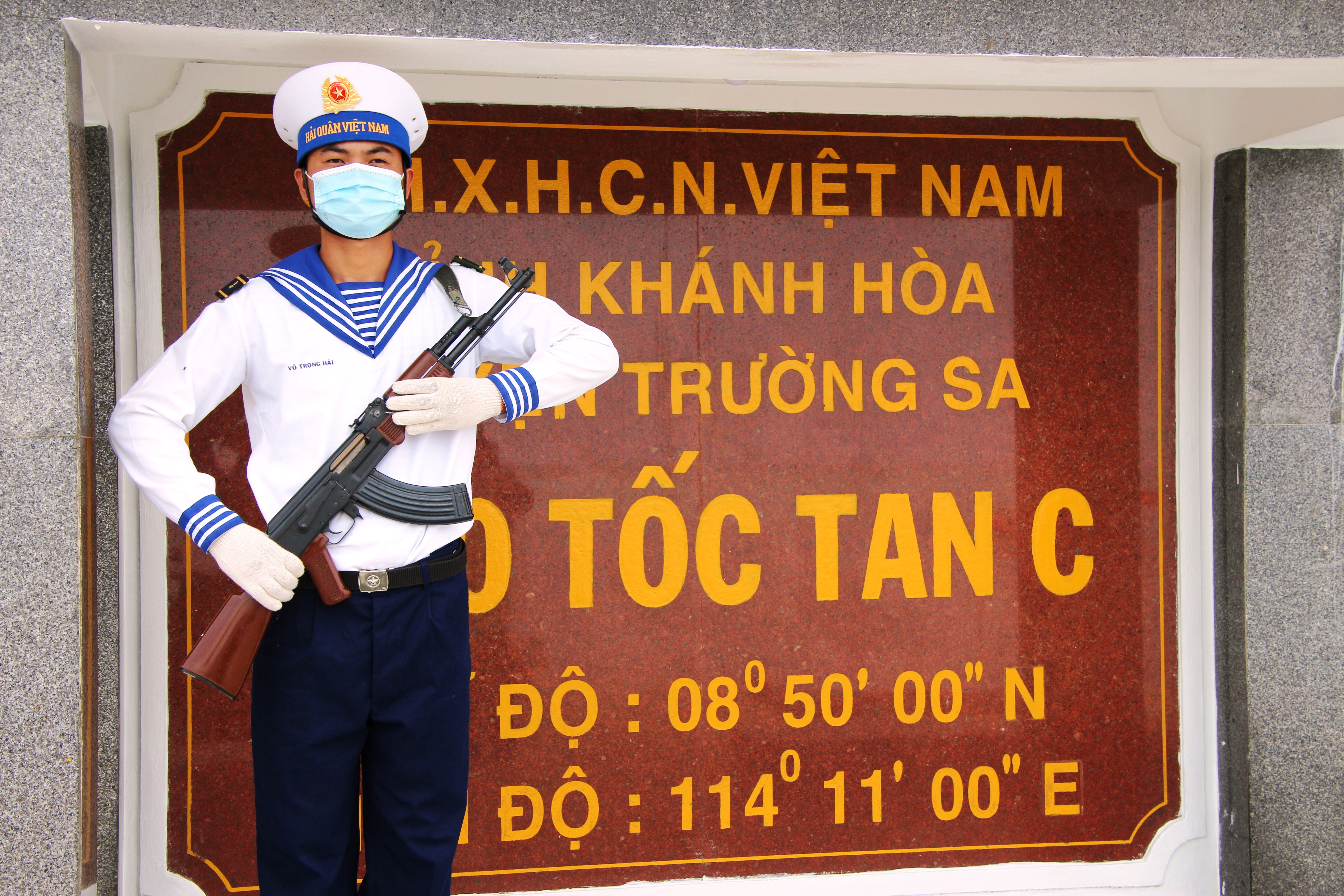 Trung sĩ Võ Trọng Hải đứng gác tại đảo Tốc Tan C