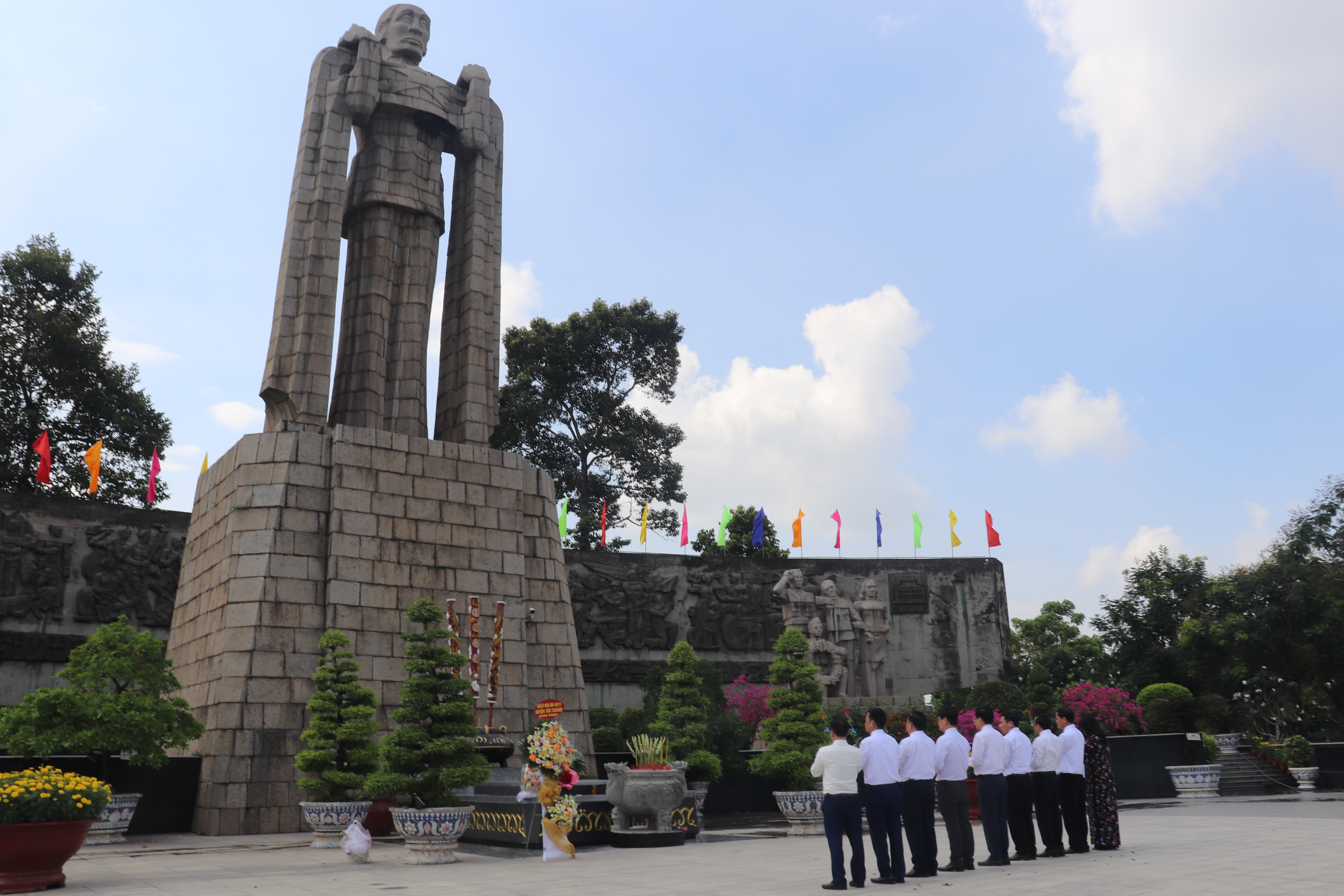 Các đồng chí Lãnh đạo huyện Yên Thành dâng hương, dâng hoa tưởng niệm tại Nghĩa trang Liệt sỹ Thành phố Hồ Chí Minh