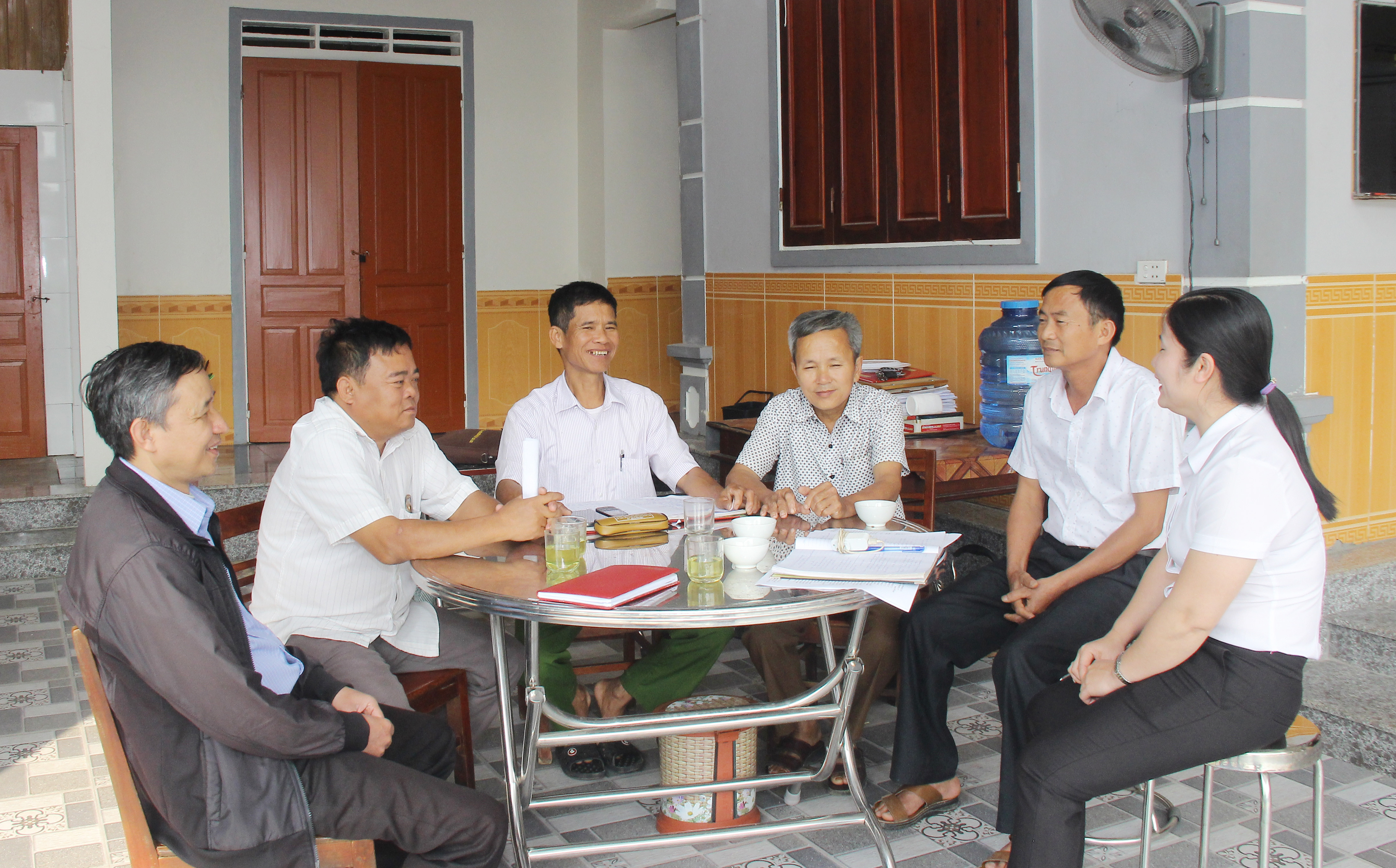 Cán bộ MTTQ xã Đại Đồng hội ý với tổ trưởng các tổ tự quản ở Vinh Ân. Ảnh: Mai Hoa