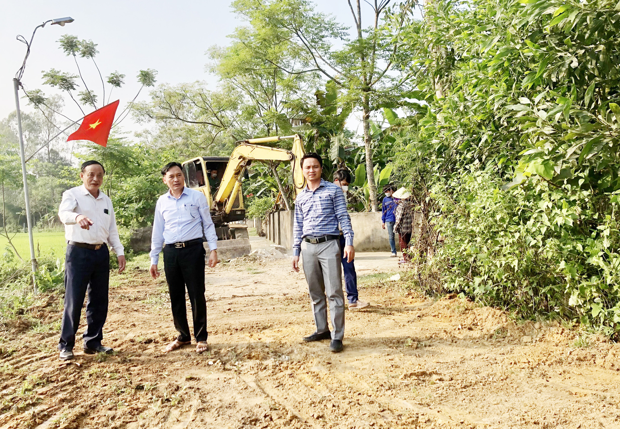 Lãnh đạo xã Thanh Phong (Thanh Chương) trực tiếp chỉ đạo, giám sát phong trào xây dựng NTM ở các xóm. Ảnh: Mai Hoa