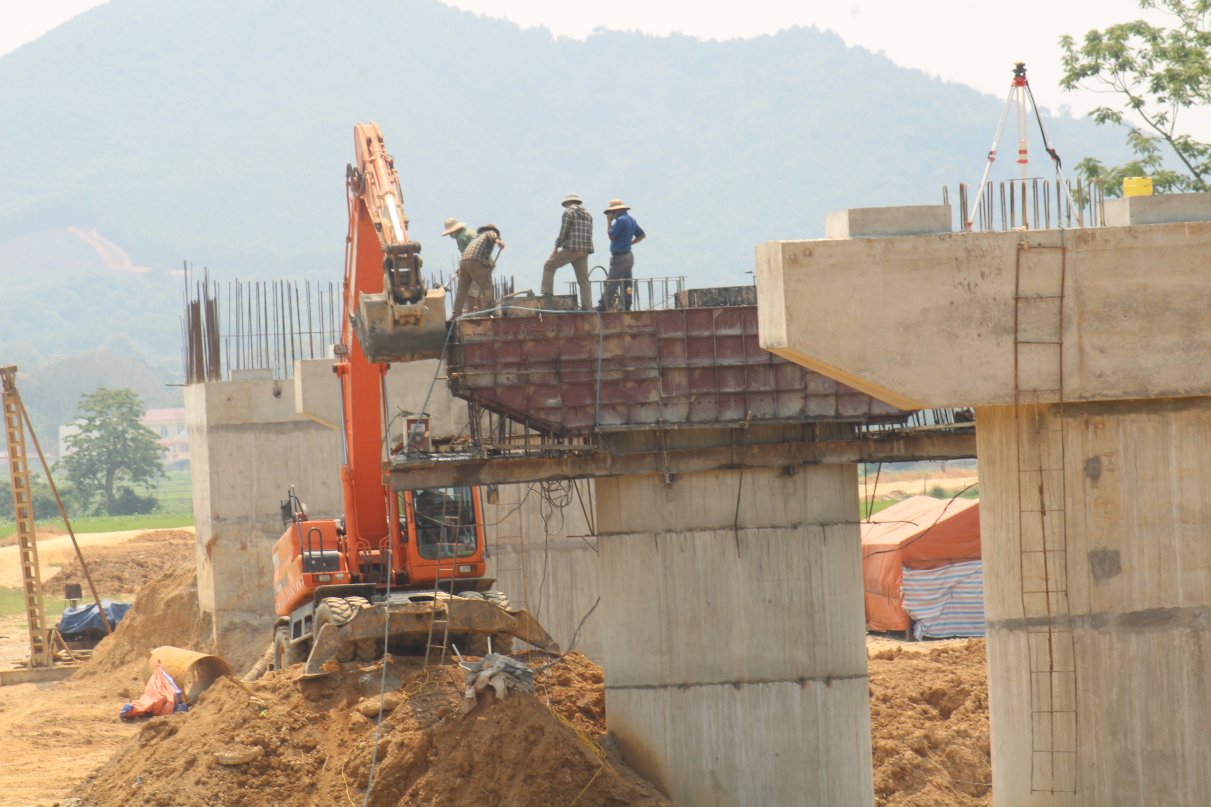 Đẩy nhanh tiến độ làm cầu thuộc dự án Hạ tầng điểm du lịch cộng đồng Hoa Tiến, xã Châu Tiến (Quỳ Châu)