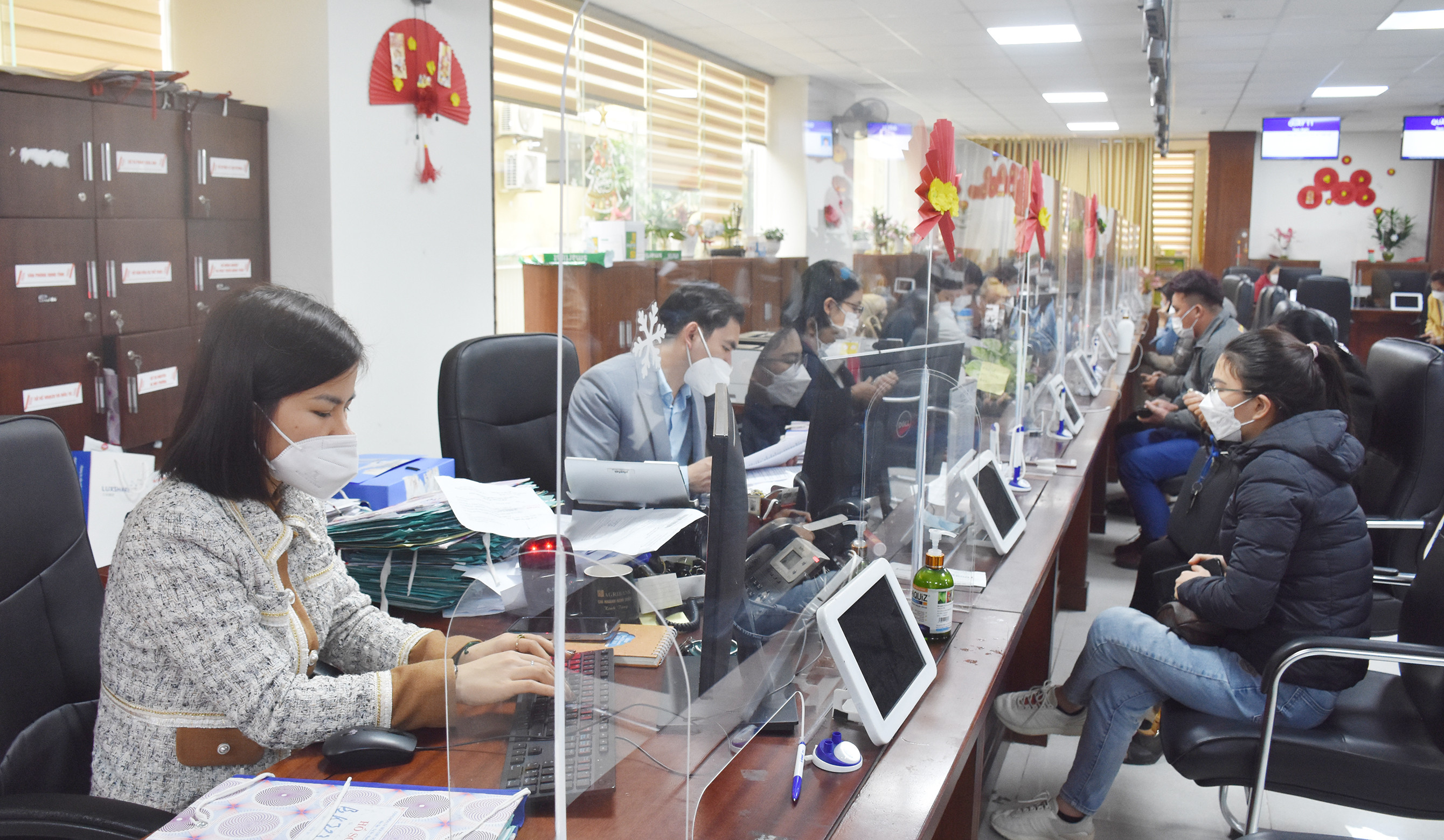 Giải quyết thủ tục hành chính tại Trung tâm phục vụ hành chính công tỉnh Nghệ An. Ảnh: Lê Thanh