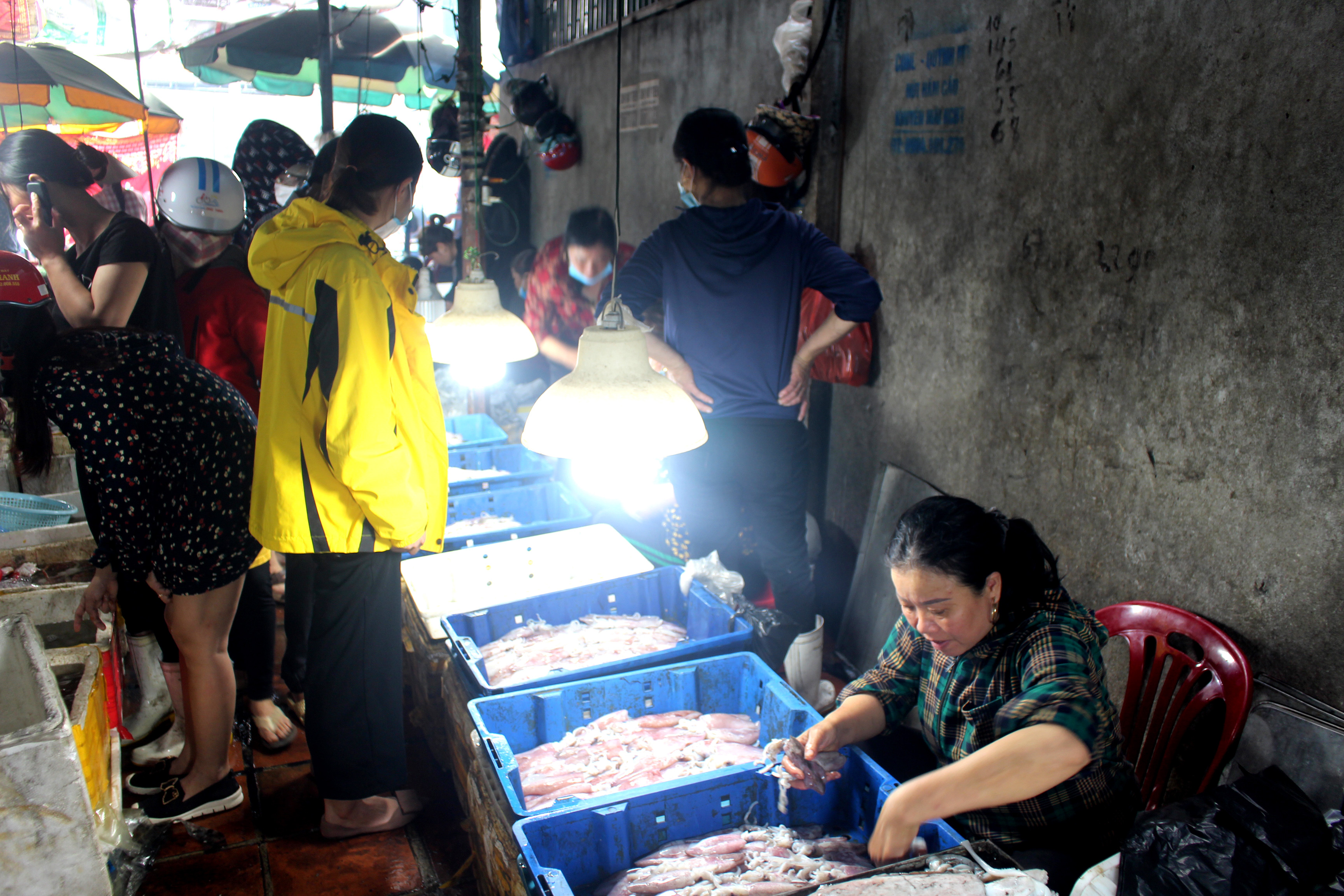 Để có hàng bán lẻ tại các chợ, từ 3h sáng, các tiểu thương đã đến các bến cá để 