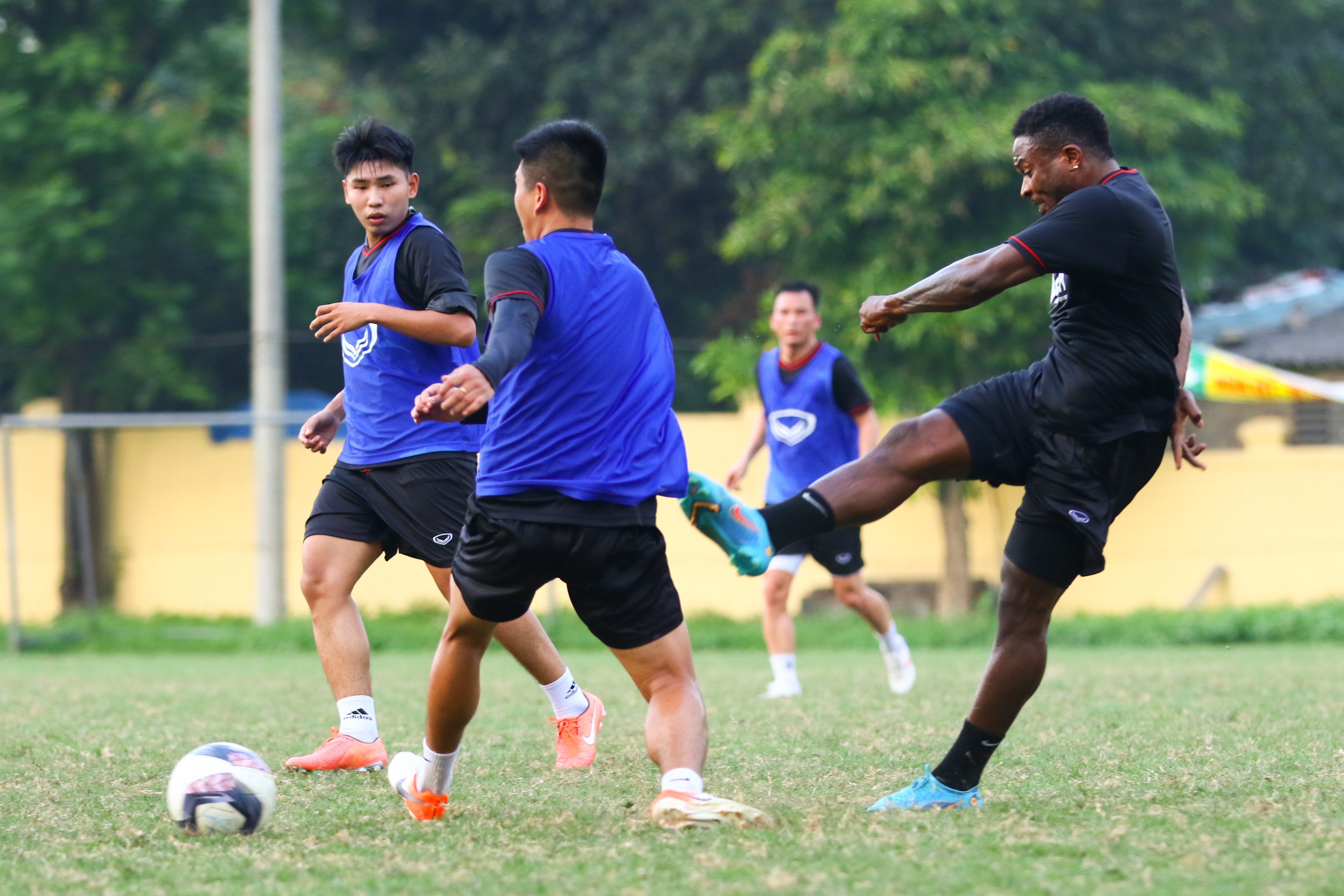 Các ngoại binh của SLNA cũng thi đấu khá hay trong trận đấu này. Họ tỏ ra tiếp thu khá nhanh với cách chơi bóng một chạm, đan đập nhỏ này. Ảnh: Chung Nguyễn