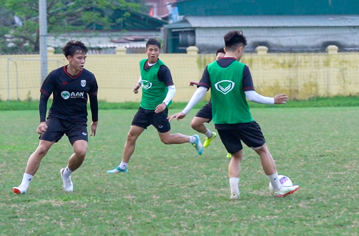 Văn Đức và Quế Ngọc Hải được phân chia ra 2 đội khác nhau. Quế Ngọc Hải chơi ở vị trí trung vệ còn Văn Đức được giao nhiệm vụ chơi cao nhất trên hàng công. Trong trận đối đầu này Văn Đức là người đã có 2 pha lập công để mang về chiến thắng 3-1 cho đội của mình. Ảnh: PV