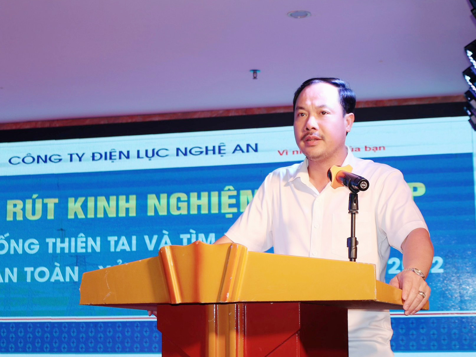 Ông Lê Quang Thanh - Phó giám đốc Công ty Điện lực Nghệ An, đánh giá cuộc diễn tập và rút kinh nghiệm nhằm có hướng xử lý các tình huống phát sinh trong thực tế một cách kịp thời, linh hoạt