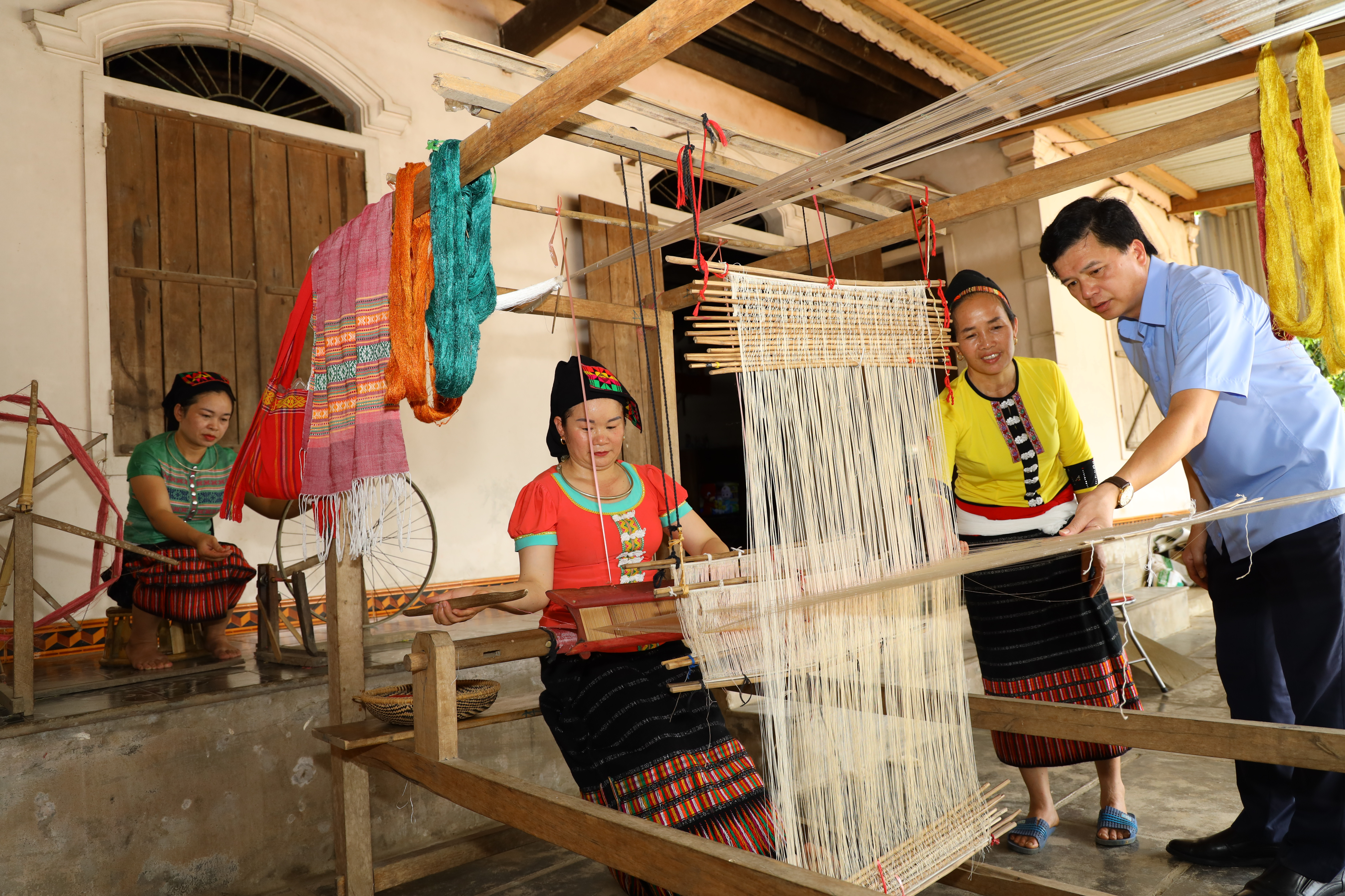 Lãnh đạo huyện Con Cuông nắm bắt hoạt động làng nghề dệt thổ cẩm bản Xiềng (xã Môn Sơn). Ảnh: Nguyên Sơn