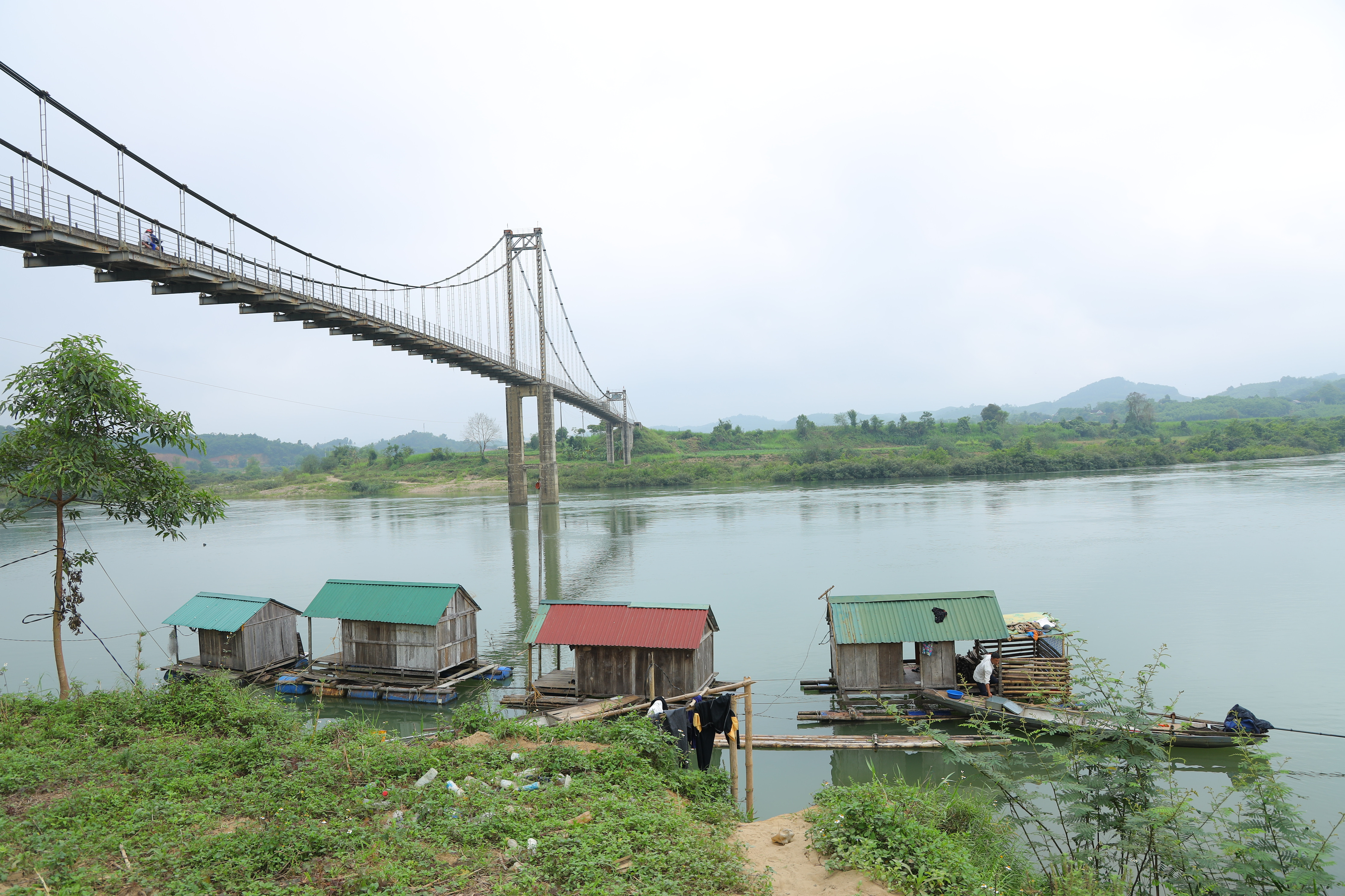Nuôi cá lồng trên sông Lam ở xã Chi Khê (Con Cuông). Ảnh: Nguyên Sơn
