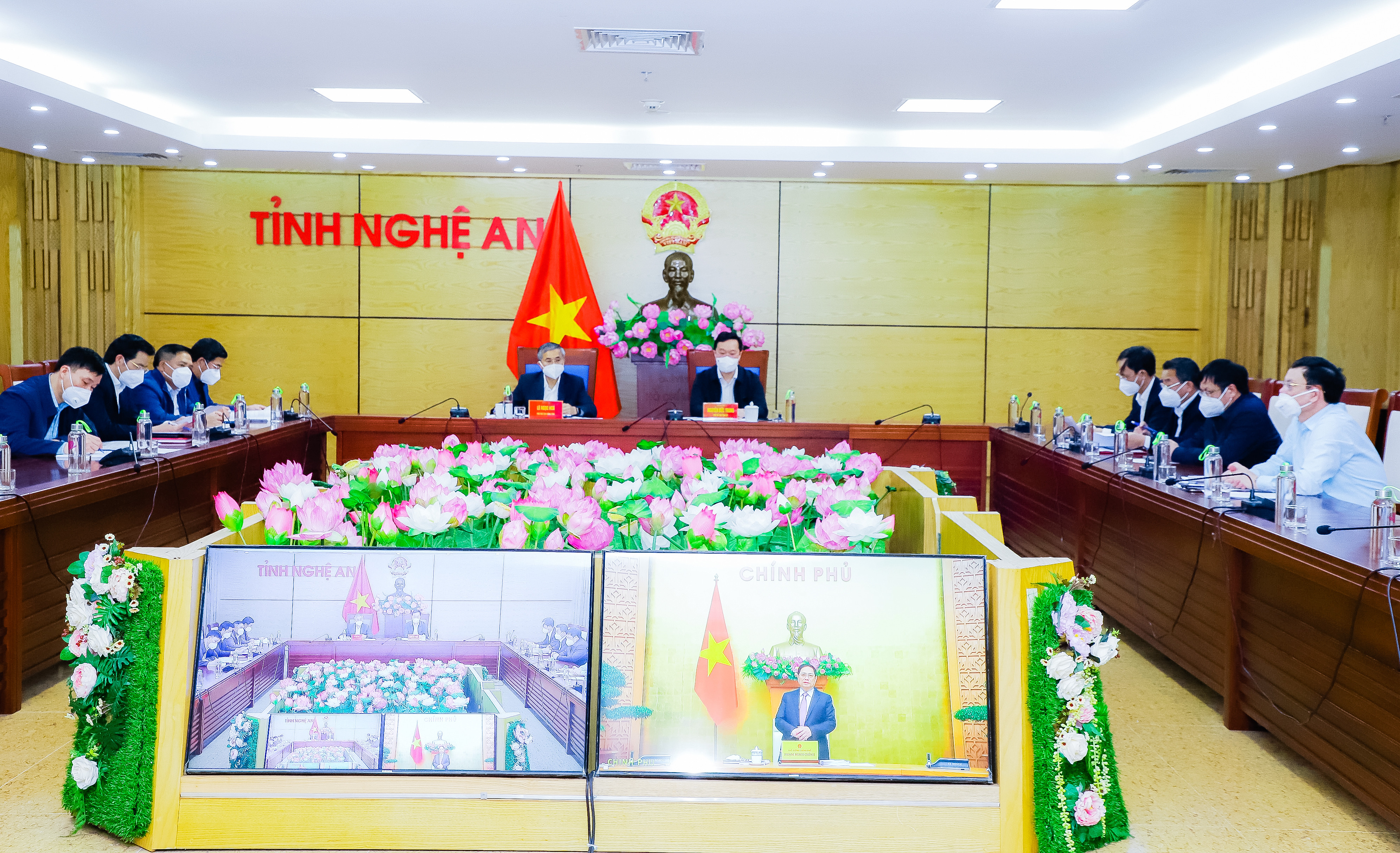 Tỉnh Nghệ An tham dự hội nghị trực tuyến với Chính phủ. Ảnh: PV