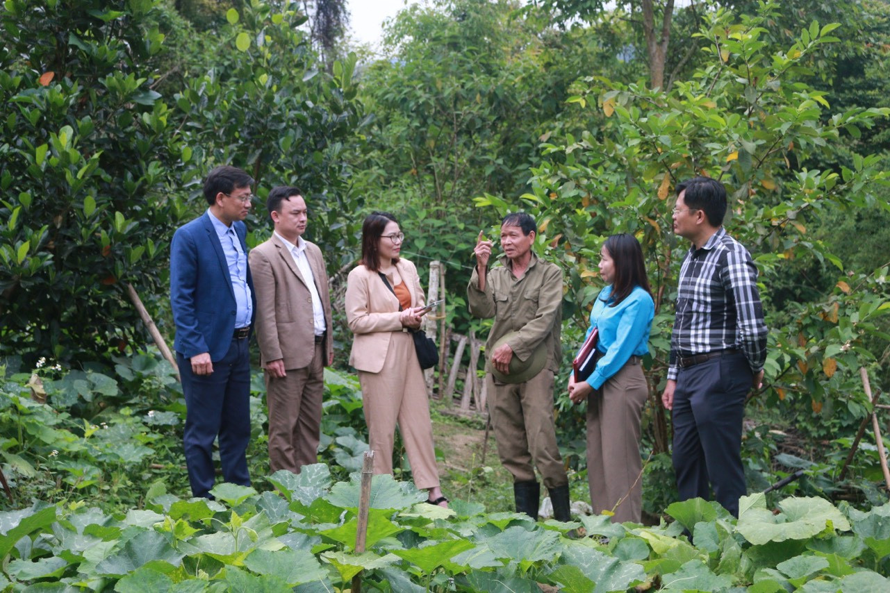 Lão nông Dương Văn Dũng chia sẻ quá trình hình thành trang trại qui mô 6,2 ha với đoàn công tác. Ảnh: KL