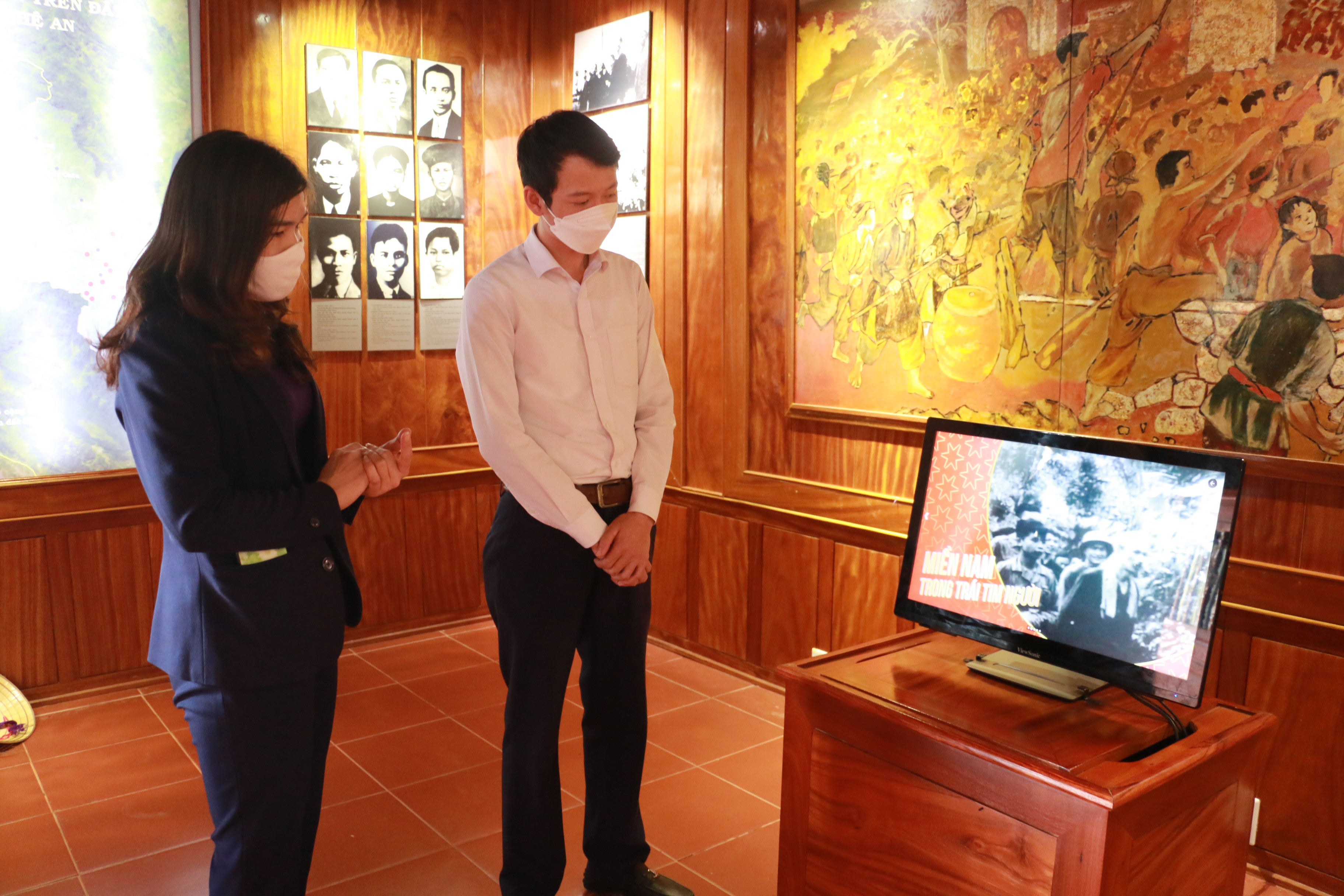Ứng dụng màn hình chạm tạm khu trưng bày ở khu di tích Kim Liên giúp du khách dễ dàng truy cập các tài liệu. Ảnh: MH