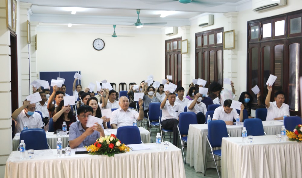 Các cổ đông đại diện và đại cổ đông Công ty CP Trung Đô biểu quyết thông qua các chỉ tiêu tại Đại hội đồng cổ đông năm 2022. Ảnh Nguyễn Hải