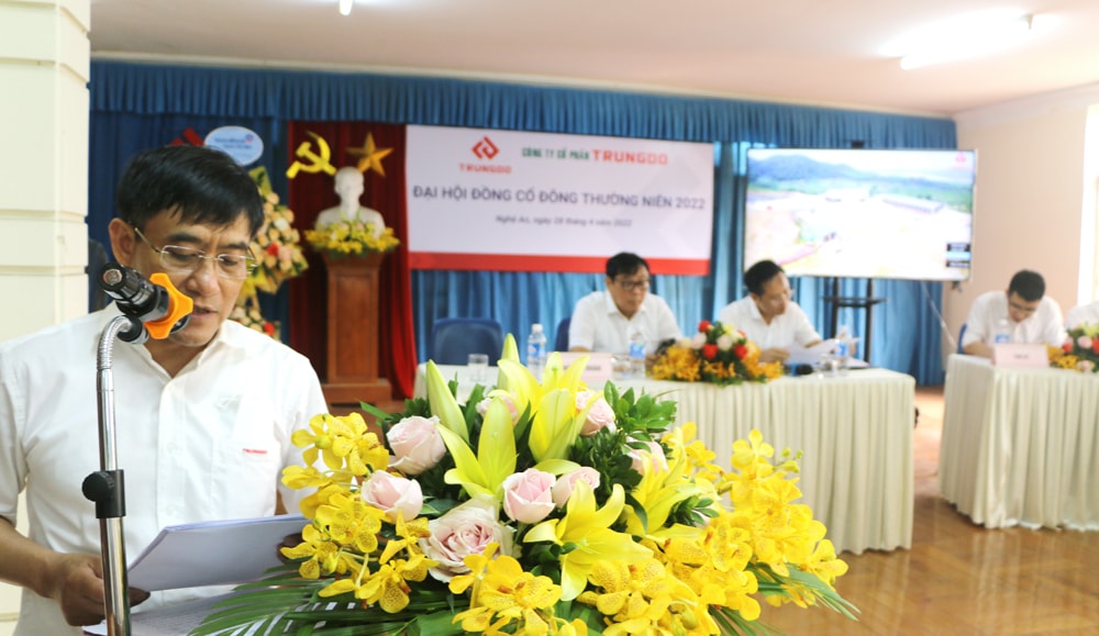 Ông Nguyễn Duy Hiền- Giám đốc Công ty CP Trung Đô đại diện cho Hội đồng quản trị báo cáo kết quả sản xuất kinh doanh năm 2021 và phương hướng năm 2022 trình cổ đông. Ảnh Nguyễn Hải