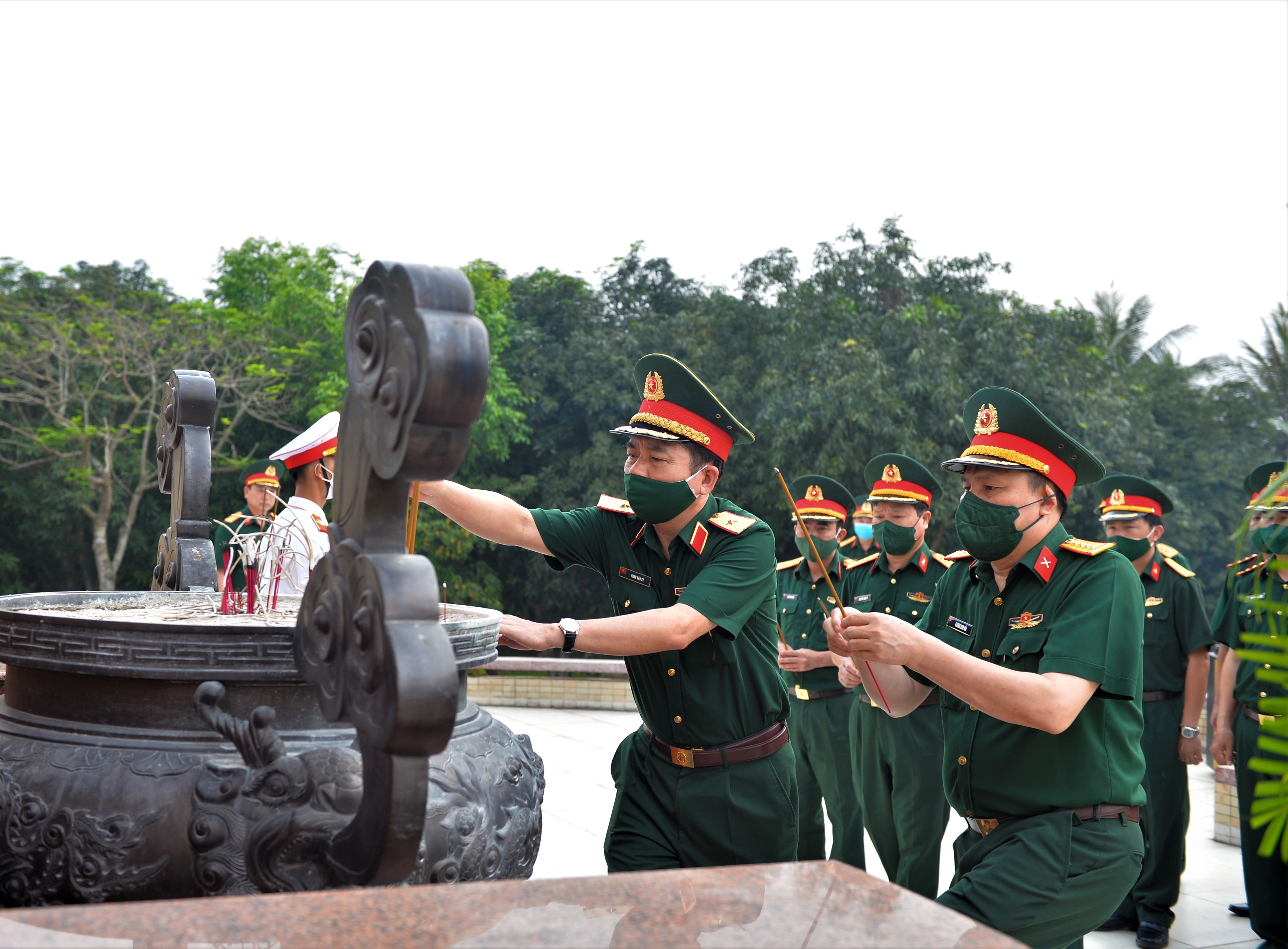 Đoàn công tác dâng hương tưởng niệm các anh hùng liệt sỹ. Ảnh Duy Đông