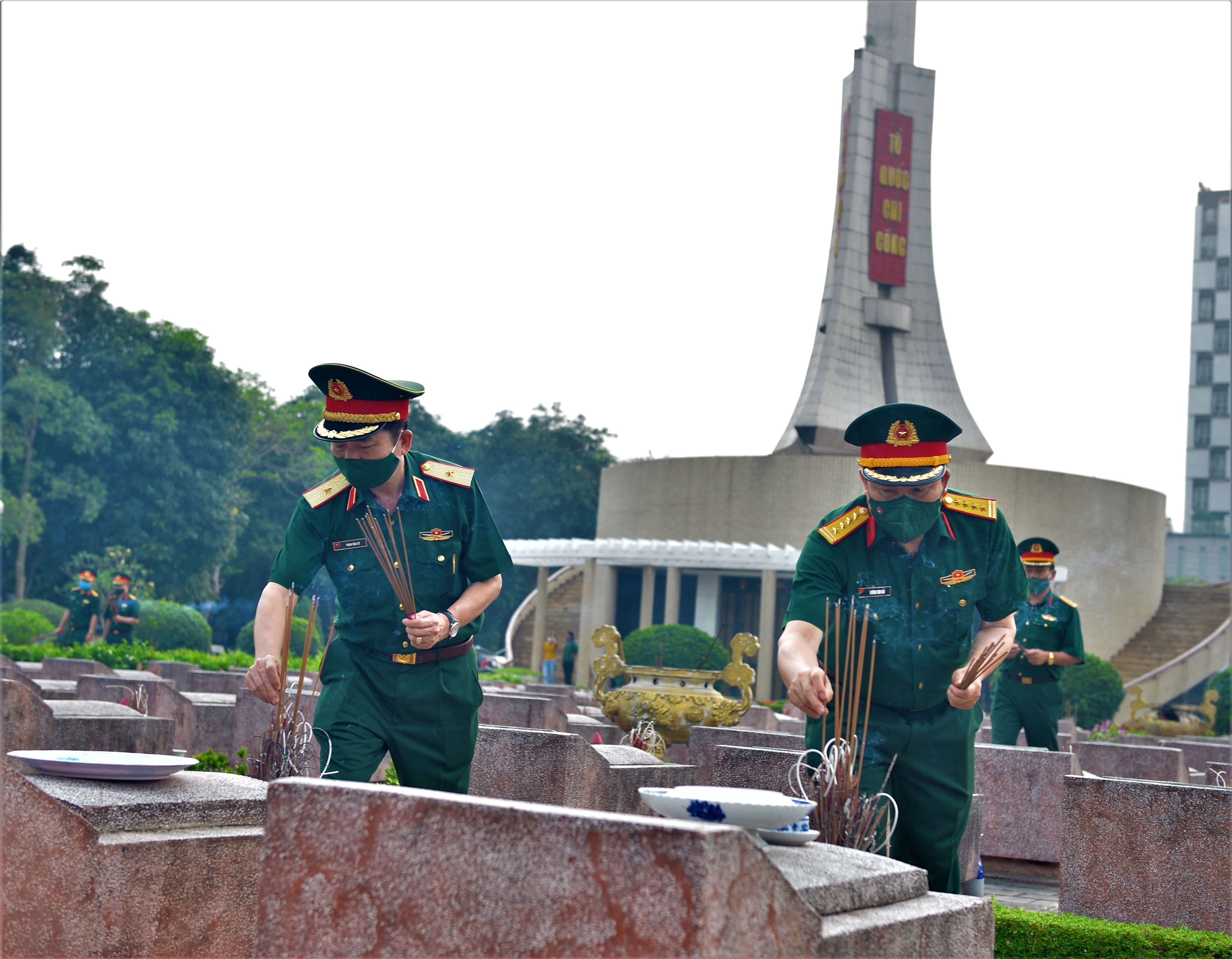 Các đại biểu dâng hương trước phần mộ liệt sĩ tại Nghĩa trang Liệt si thành phố. Ảnh Duy Đông