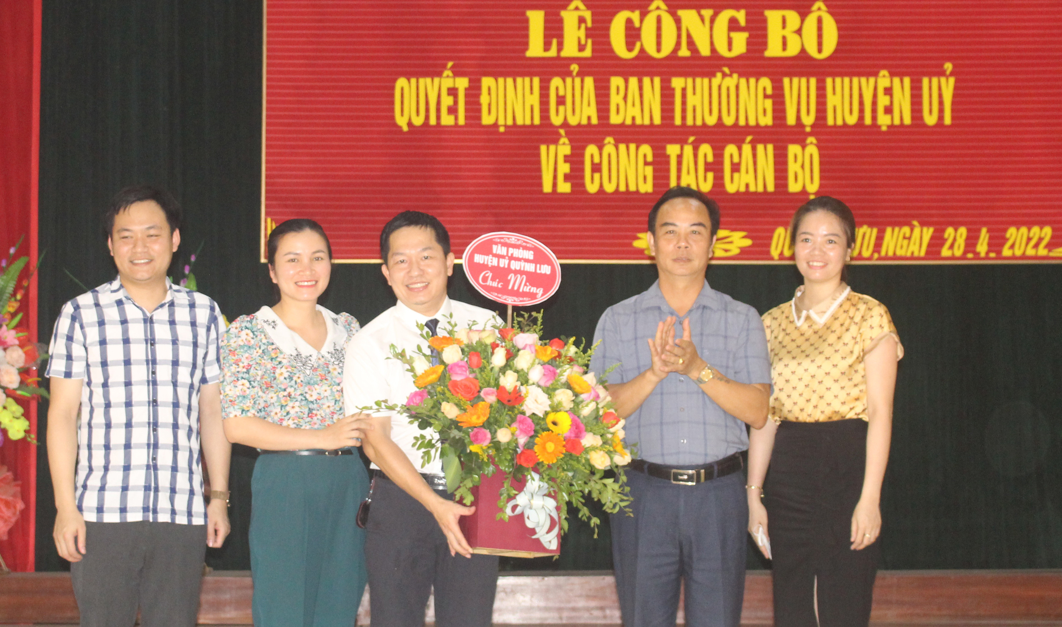 Văn Phòng Huyện ủy Quỳnh Lưu tặng hoa cho chúc mừng đồng chí Hồ Văn Anh nhận nhiệm vụ mới. Ảnh Như Thủy