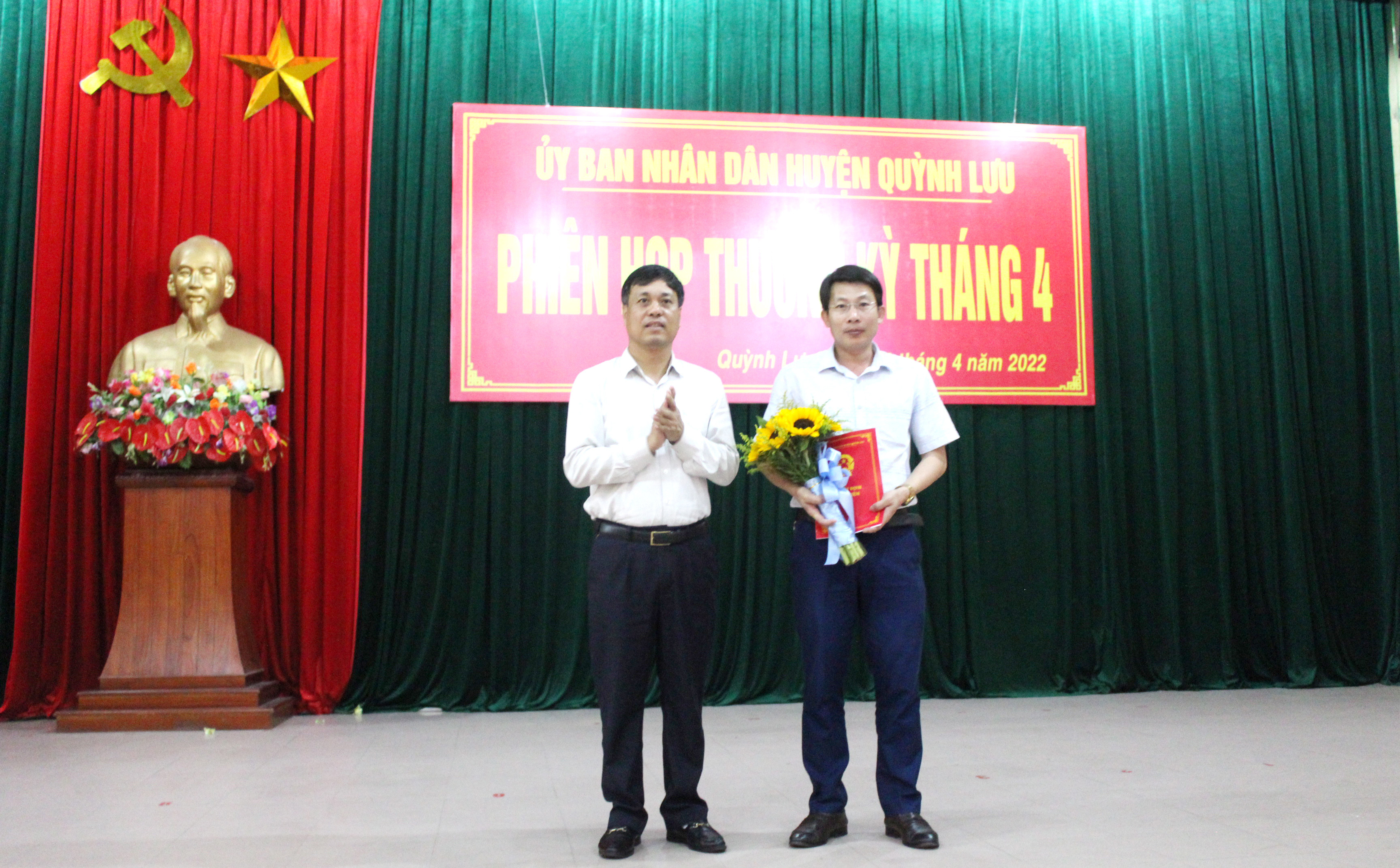 Lãnh đạo huyện Quỳnh Lưu trao quyết định bổ nhiệm giám đốc Ban quản lí dự án đầu tư xây dựng huyện. Ảnh Thanh Toàn