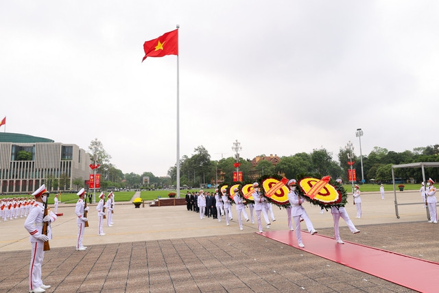 Đoàn đại biểu lãnh đạo Đảng, Nhà nước vào Lăng viếng Chủ tịch Hồ Chí Minh - Ảnh: VGP/Nhật Bắc