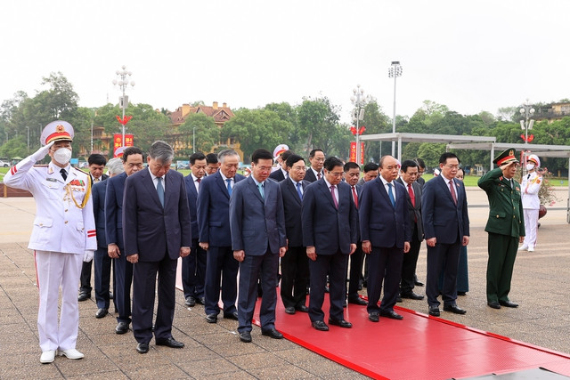 Các đồng chí lãnh đạo Đảng, Nhà nước thành kính tưởng nhớ Chủ tịch Hồ Chí Minh vĩ đại - Ảnh: VGP/Nhật Bắc