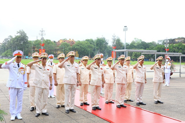 Đoàn đại biểu Công an nhân dân viếng Chủ tịch Hồ Chí Minh - Ảnh: VGP/Nhật Bắc