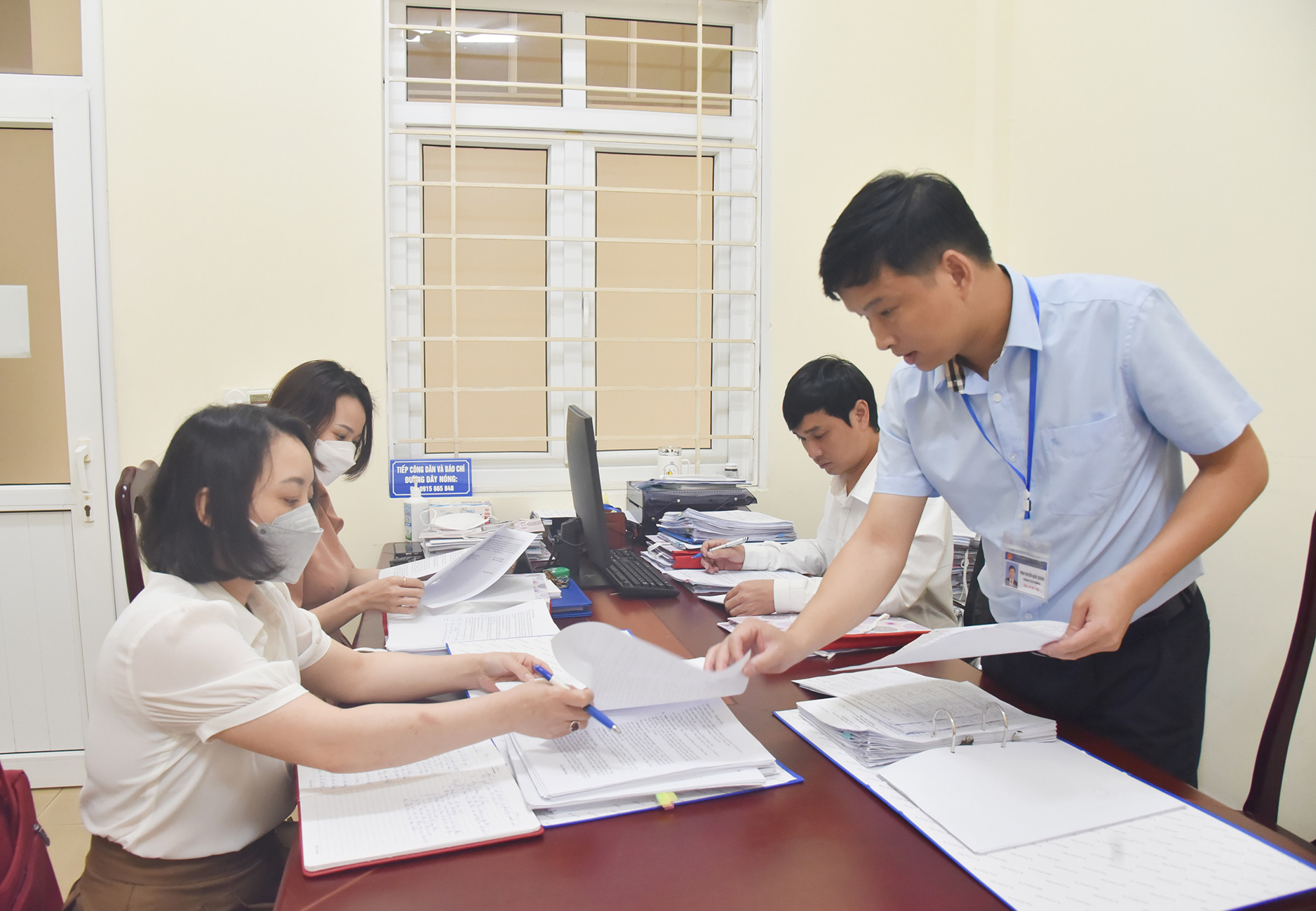 Kiểm tra việc các hồ sơ giải quyết thủ tục hành chính tại Ban Quản lý Khu kinh tế Đông Nam. Ảnh: Thanh Lê