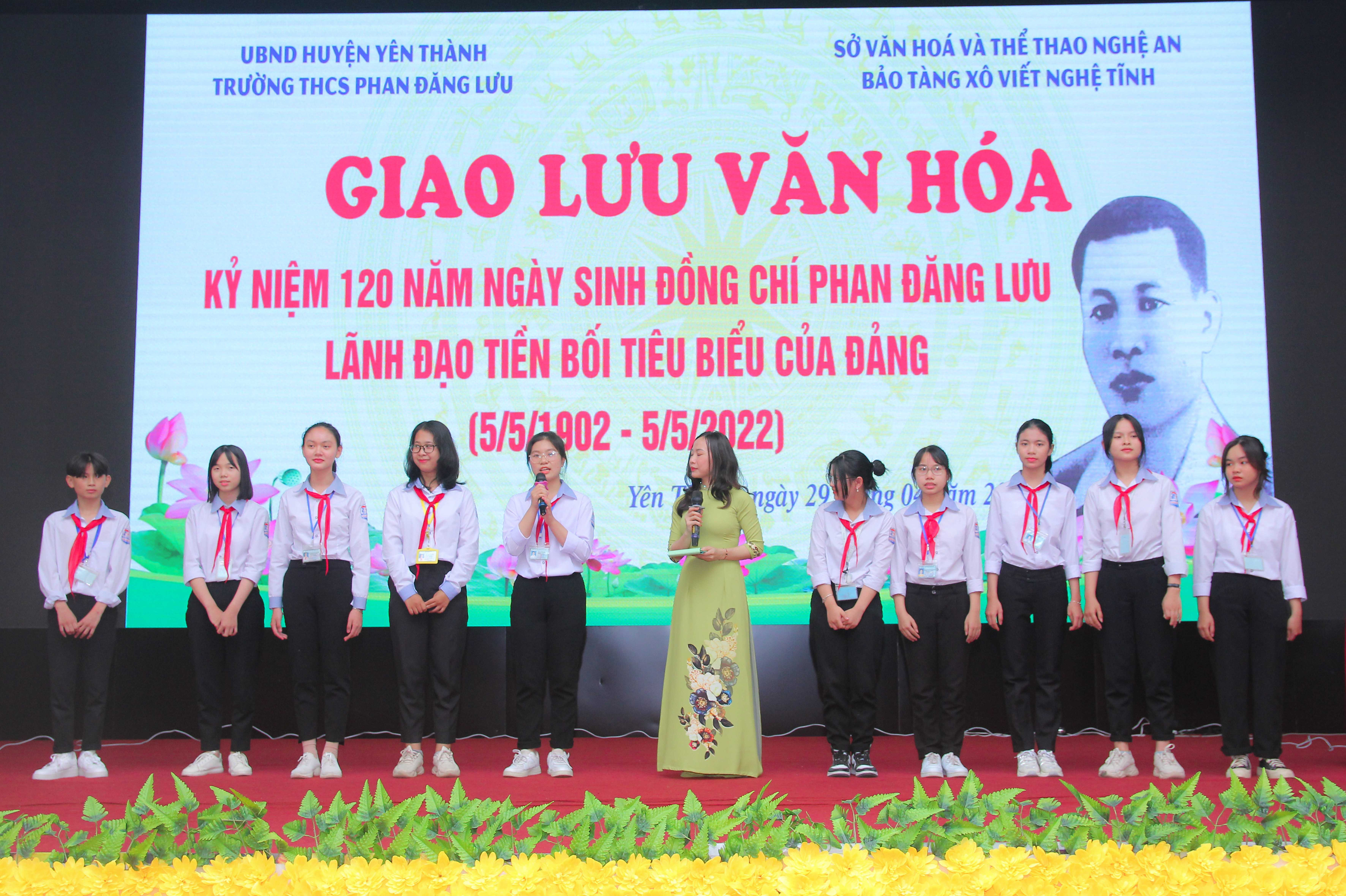 Hai đội Sông Dinh và Rú Gám háo hức tham gia các phần thi trả lời các câu hỏi tìm hiểu về thân thế, sự nghiệp đồng chí Phan Đăng Lưu