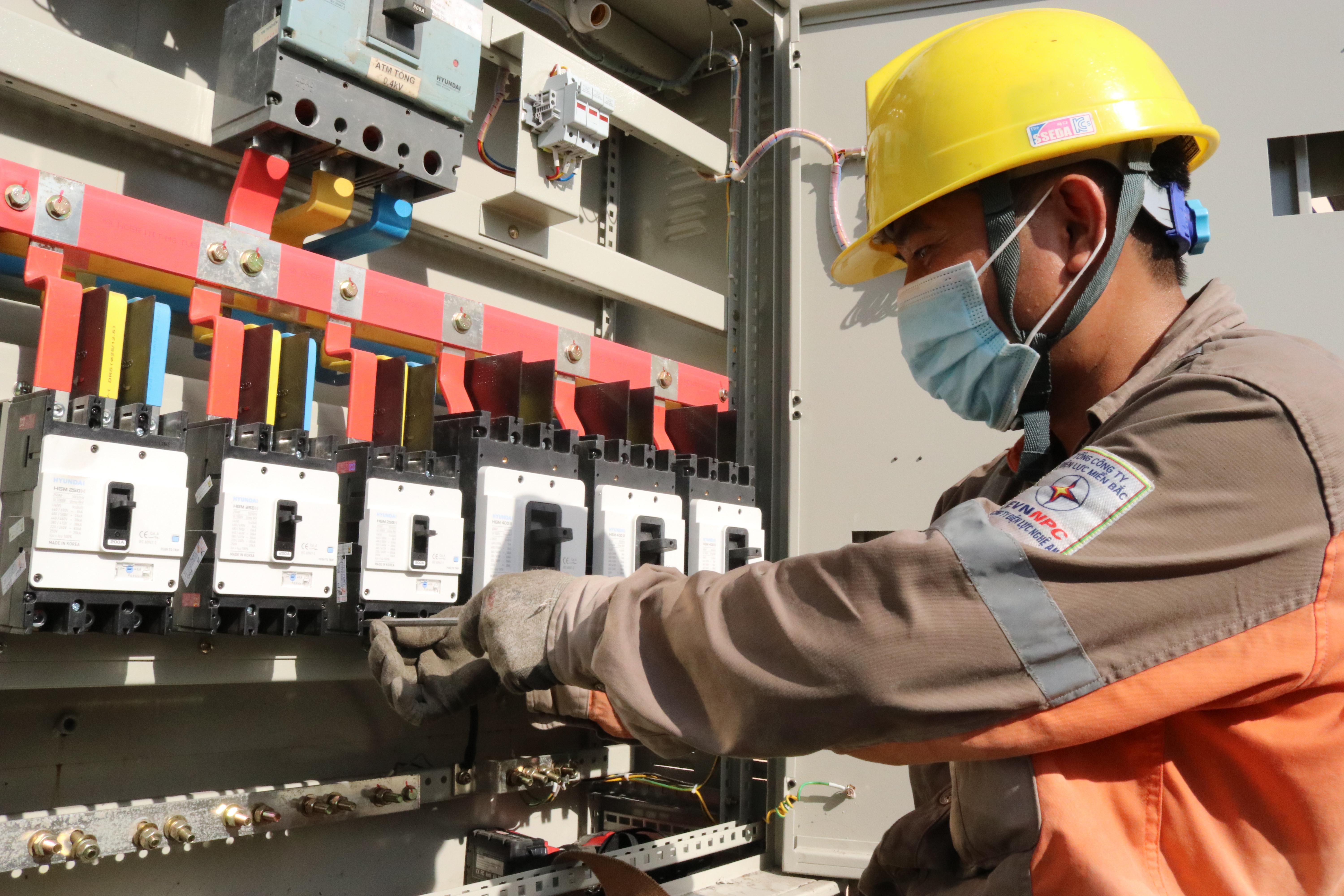 Công nhân Điện lực TP Vinh kiểm tra, xử lý trạm biến áp đảm bảo cấp điện an toàn, ổn định mùa nắng nóng