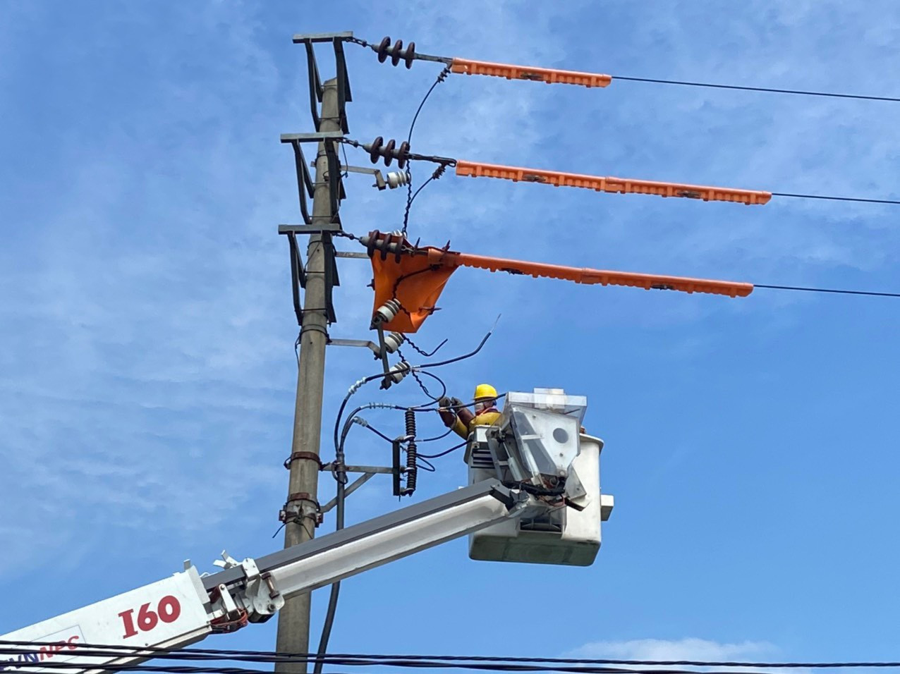 Công ty Điện lực Nghệ An sửa chữa, xử lý khiếm khuyết trên lưới điện bằng công nghệ Hotline để giảm thiểu thời gian mất điện, nâng cao chất lượng dịch vụ khách hàng
