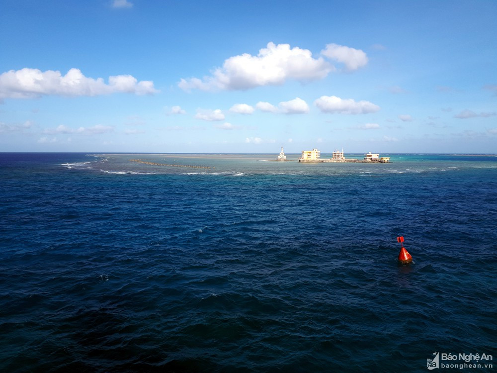 Các bãi san hô rộng lớn dần lộ ra sau khi thủy triều rút trên đảo Đá Tây B. Ảnh: Tiến Hùng