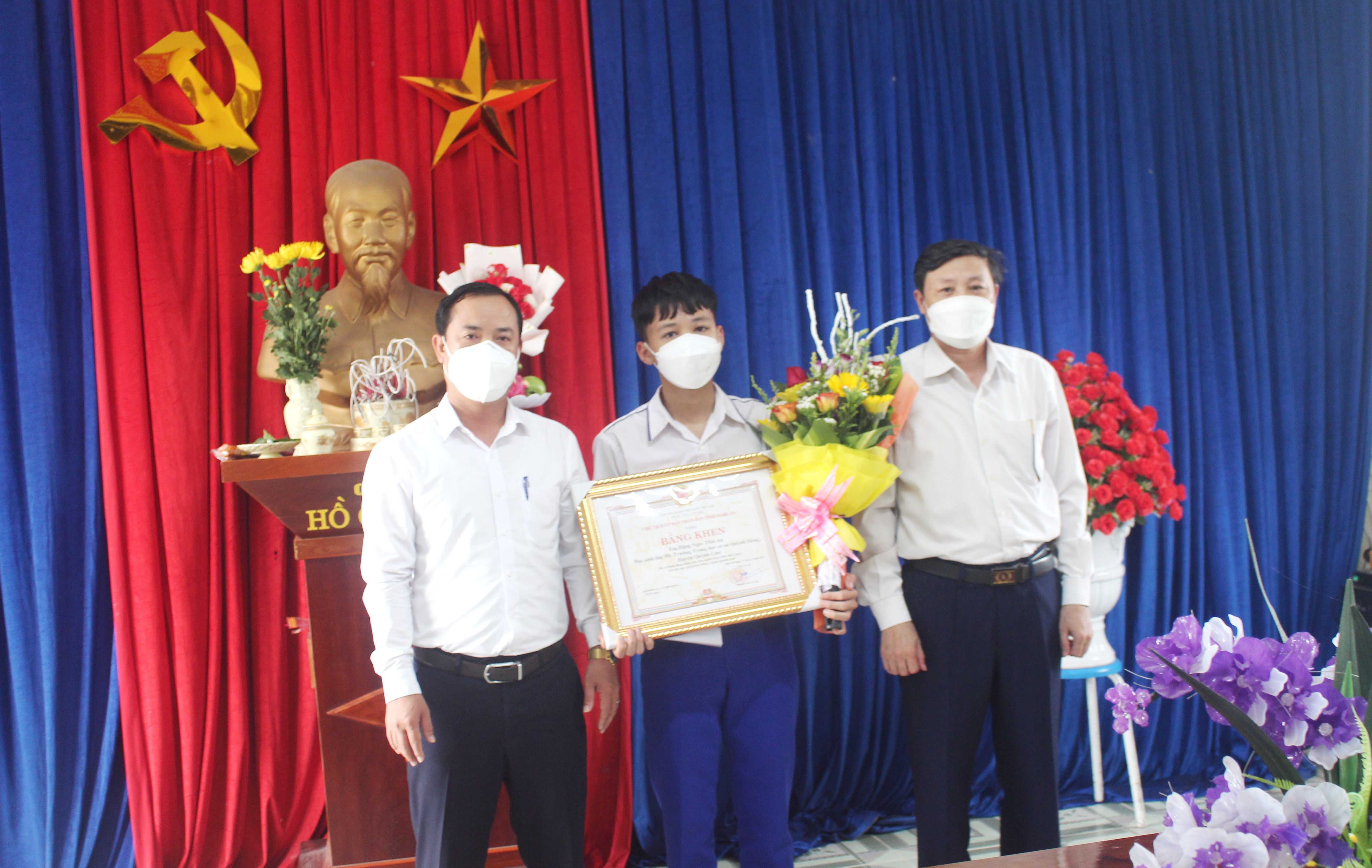  Tặng Bằng khen của Chủ tịch UBND tỉnh cho em Đặng Ngọc Thái An, học sinh lớp 9D, trường THCS Quỳnh Hồng (Quỳnh Lưu).