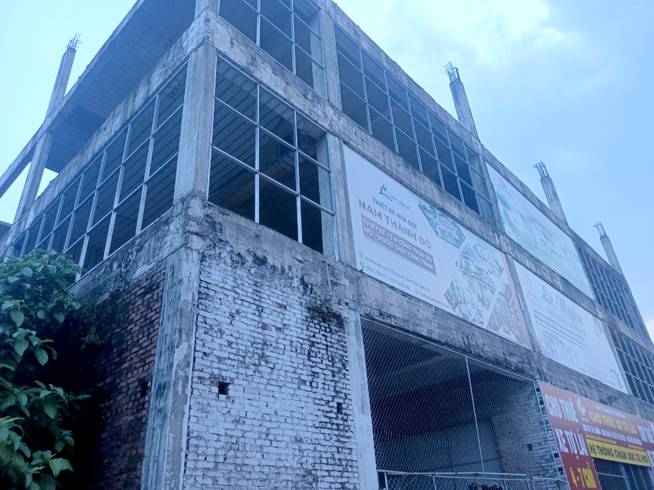 Tòa nhà Nam Đàn Plaza của Ngân hàng TMCP Đại Dương đã dừng thi công nhiều năm nay và được UBND tỉnh Nghệ An ra quyết định dừng 