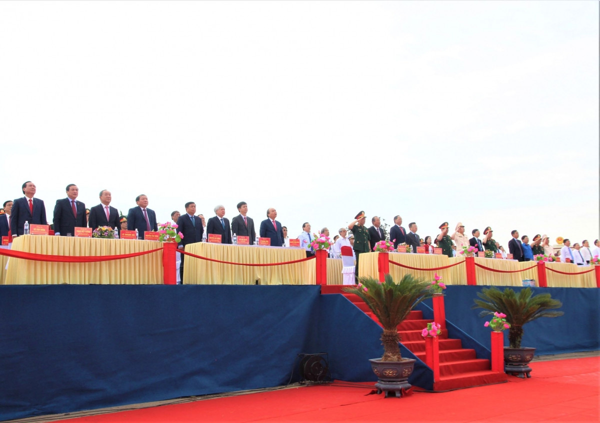 Các đại biểu dự Lễ Thượng cờ Thống nhất non sông.