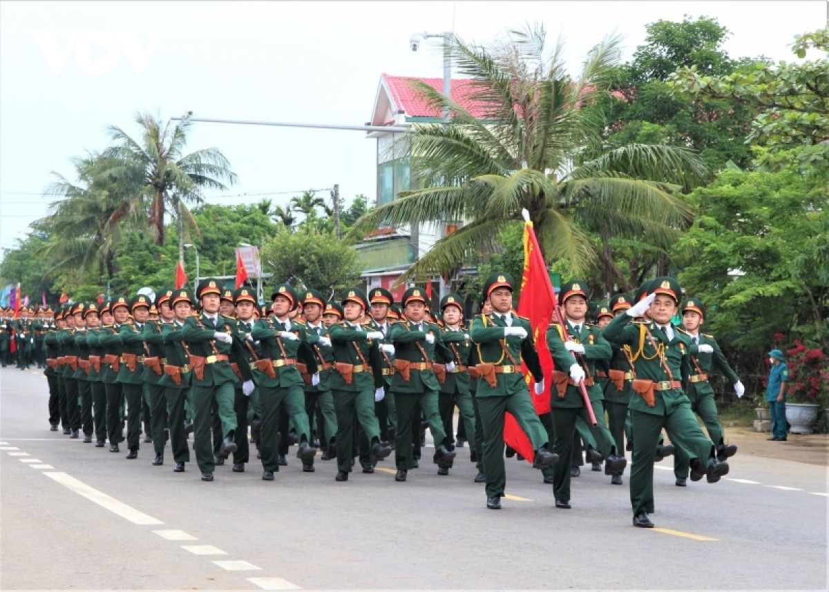 Lực lượng Bộ Chỉ huy Quân sự tỉnh Quảng Trị diễu hành qua Kỳ đài Hiền Lương.