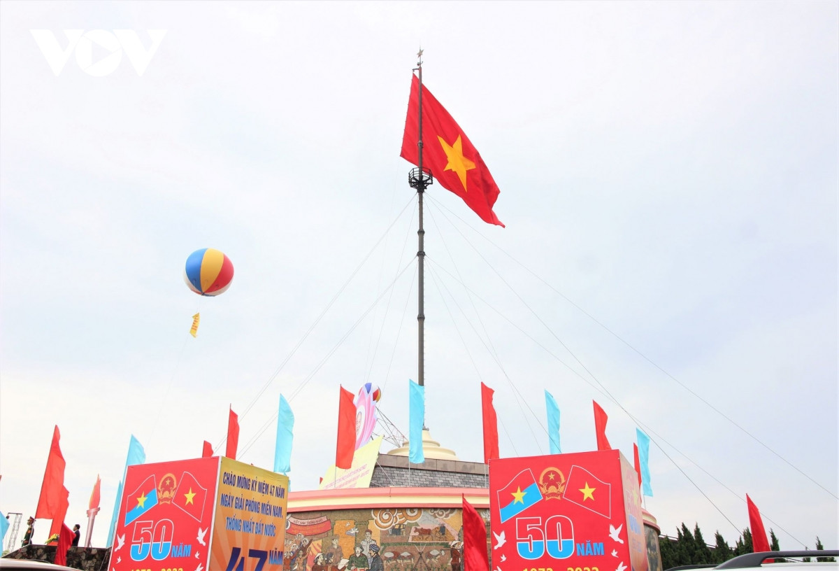 Lá cờ Tổ quốc tung bay trên Kỳ đài Hiền Lương.