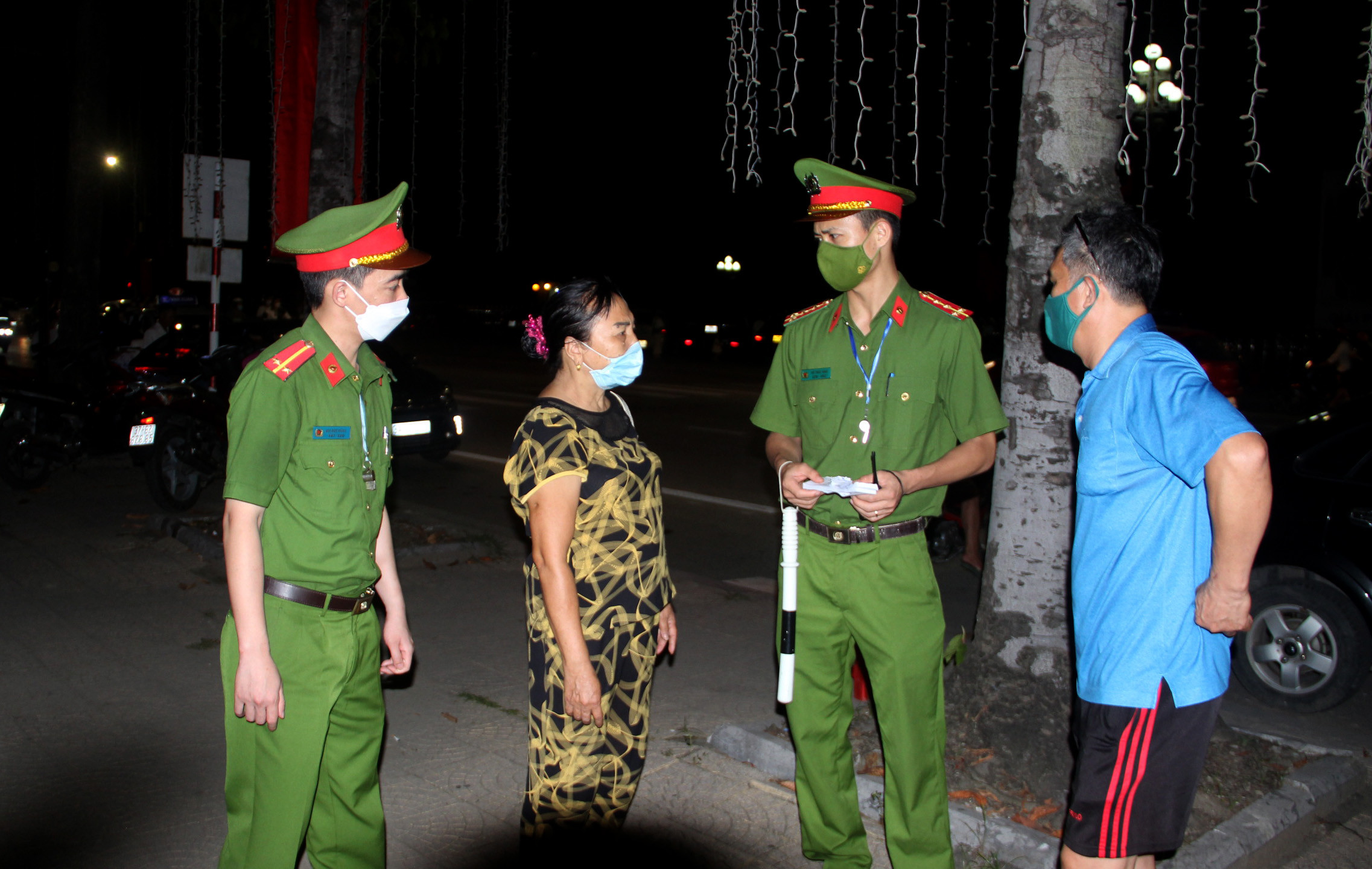 Lực lượng chức năng phường Trường Thi đã có mặt kịp thời để giải tỏa điểm giữ xe trái phép, đồng thời xử lý nhóm người này. Ảnh: Q.A