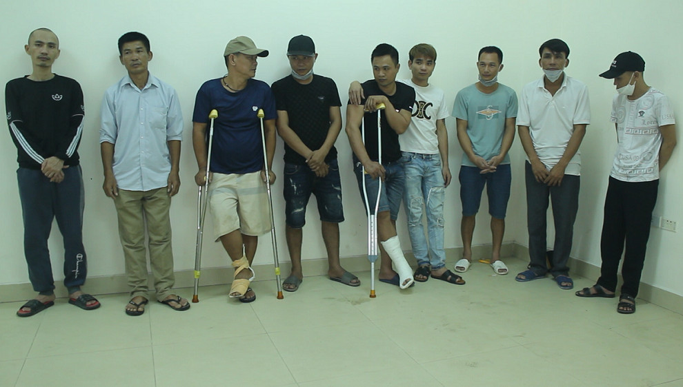 Các đối tượng đánh bạc bằng hình thức xóc đĩa tại huyện Yên Thành bị cơ quan Công an bắt giữ. Ảnh: Hồng Ngọc