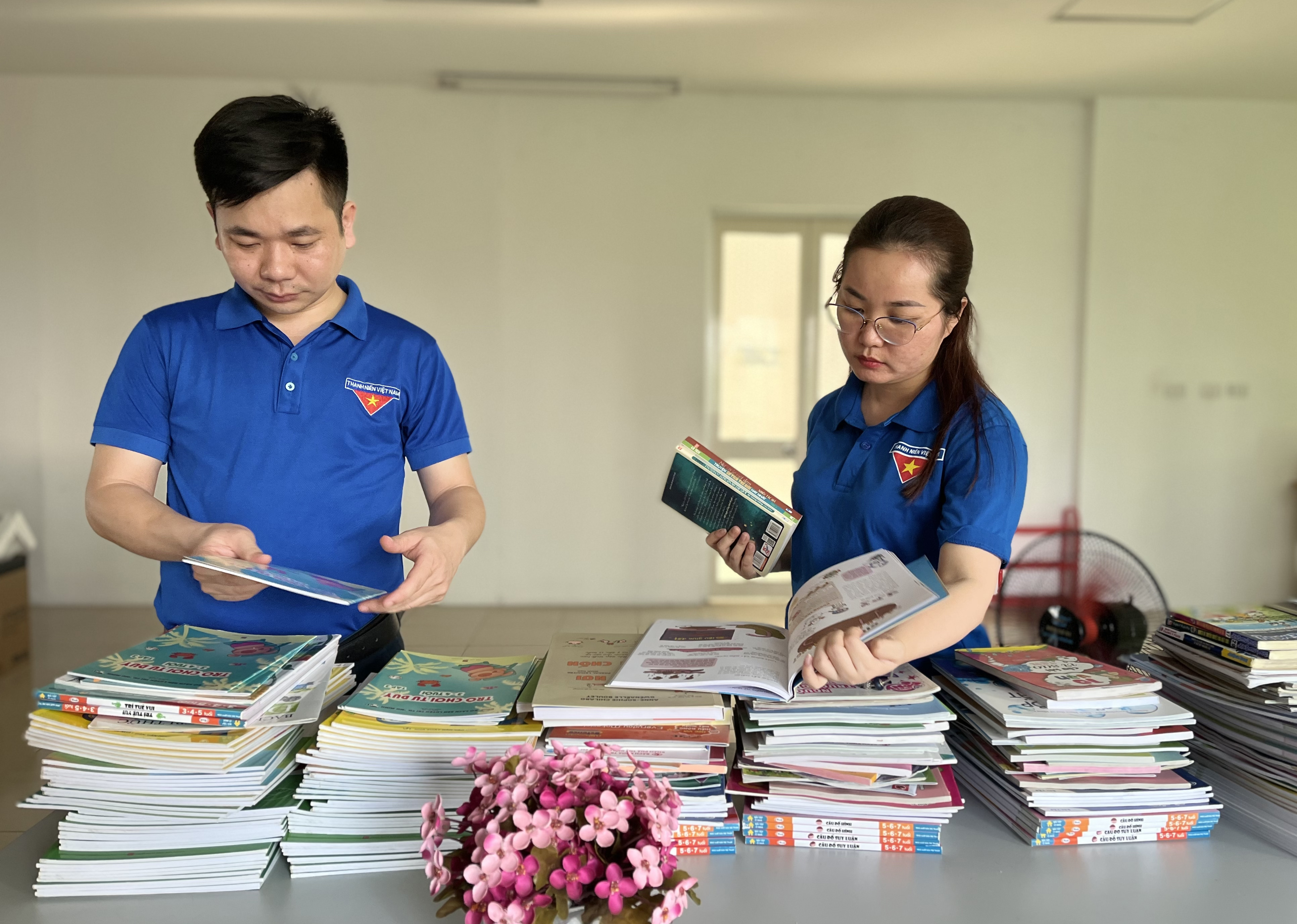 Ban Chấp hành và đoàn viên trong chi đoàn Báo Nghệ An chọn lọc, phân loại các đầu sách phù hợp với độ tuổi mầm non và tiểu học. Ảnh: TG