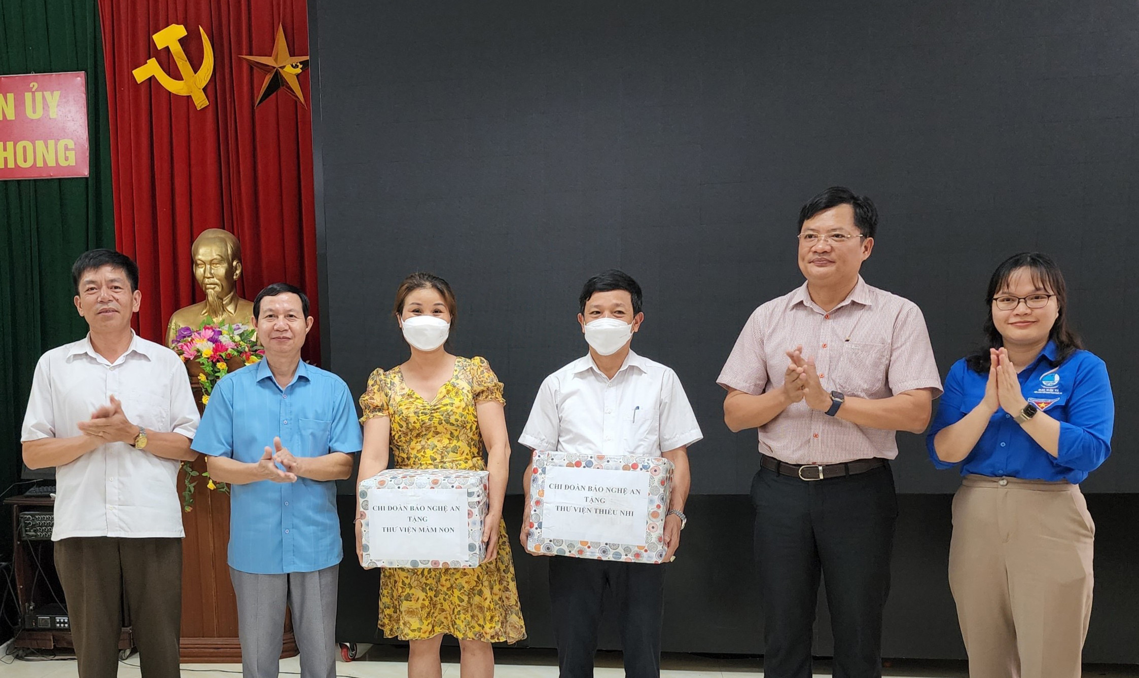 Tiếp nhận món quà ý nghĩa, đại diện Phòng Giáo dục huyện Quế Phong và các trường học hứa sẽ sử dụng hiệu quả số sách nhận được, bồi dưỡng tình yêu với sách cho các em học sinh. Ảnh: NL