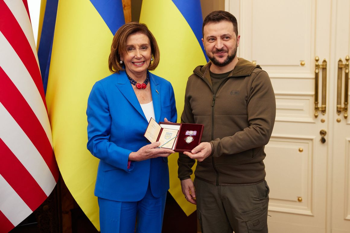 Chủ tịch Hạ viện Mỹ Nancy Pelosi và Tổng thống Ukraine Volodymyr Zelensky. Ảnh: AP