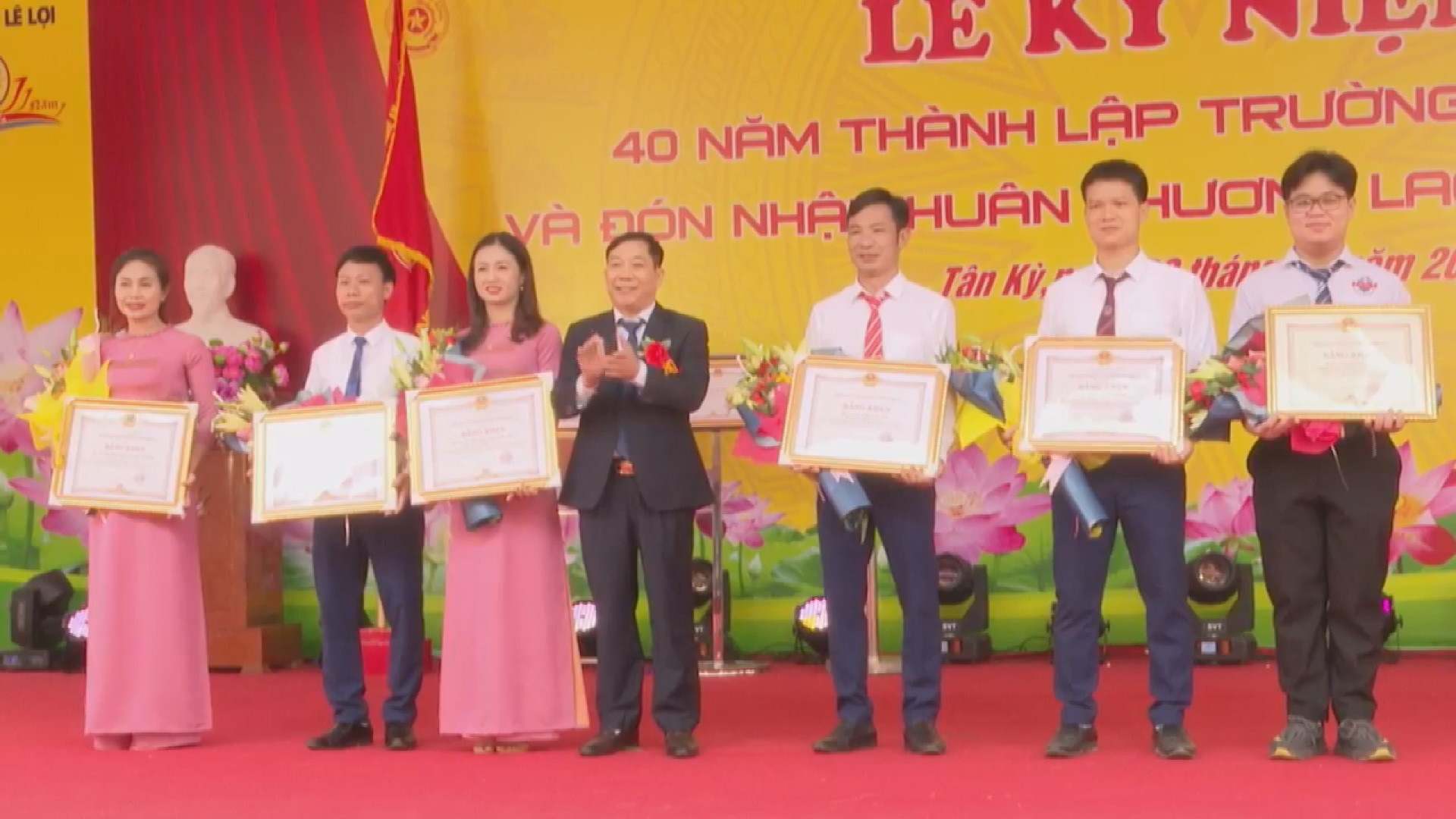 Đồng chí Phan Văn Giáp - Chủ tịch UBND huyện trao Bằng khen của Chủ tịch UBND tỉnh cho các cá nhân đã có thành tích xuất sắc. Ảnh: Thanh Nga