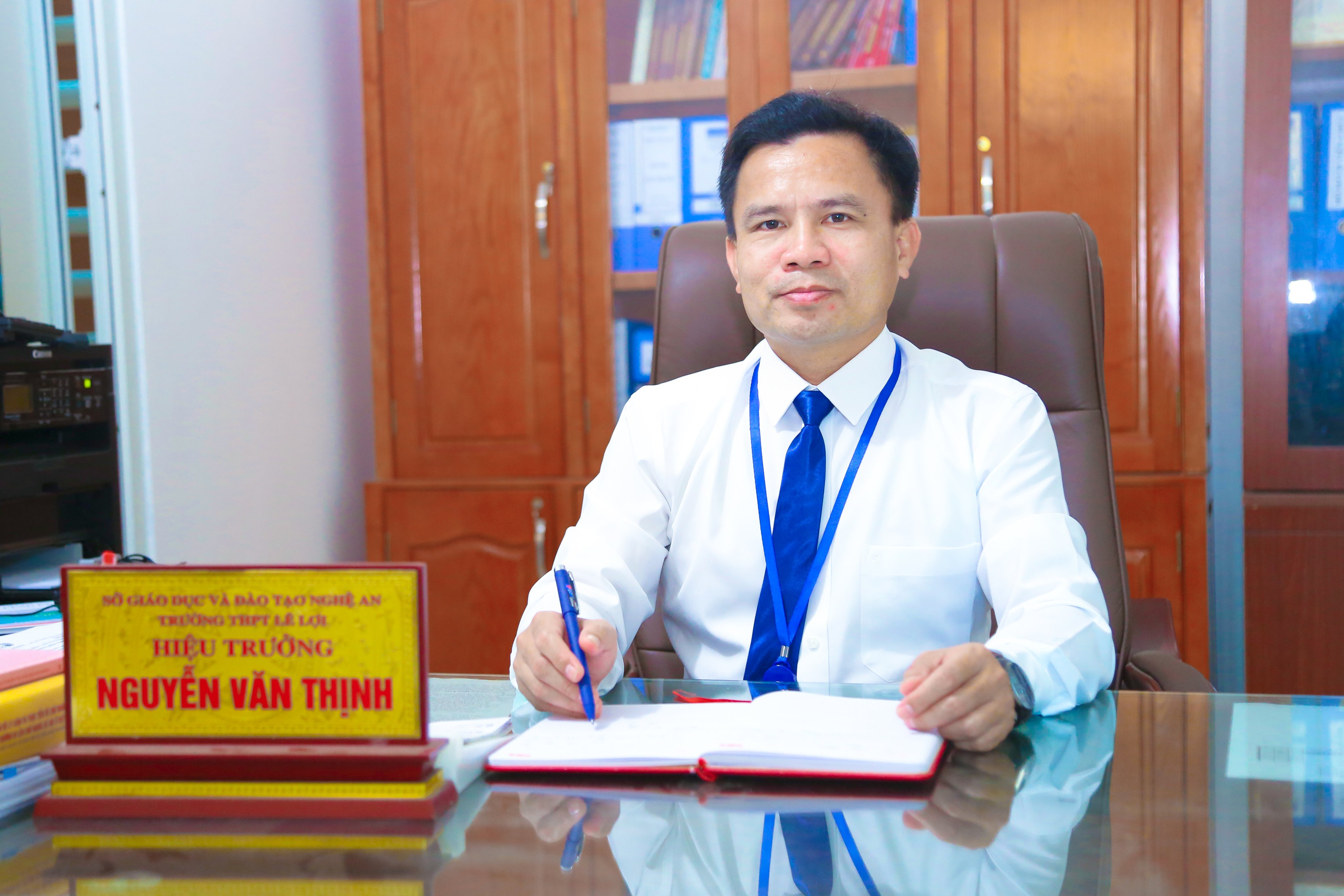  Thầy giáo Nguyễn Văn Thịnh - Hiệu trưởng nhà trường. Ảnh: Đình Tuyên