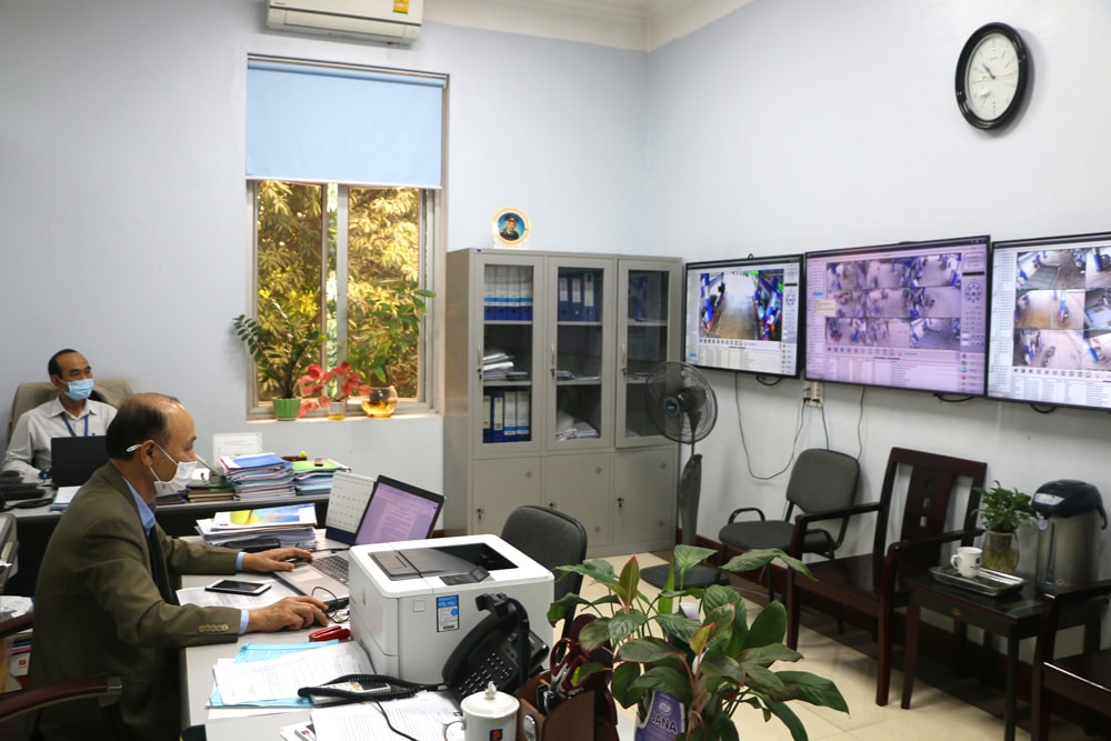 Phòng Giám sát điều hành thông minh thu thập hình cảnh camera an ninh từ các Cửa hàng gửi về Công ty CP xăng dầu Nghệ An. Ảnh: Nguyễn Hải