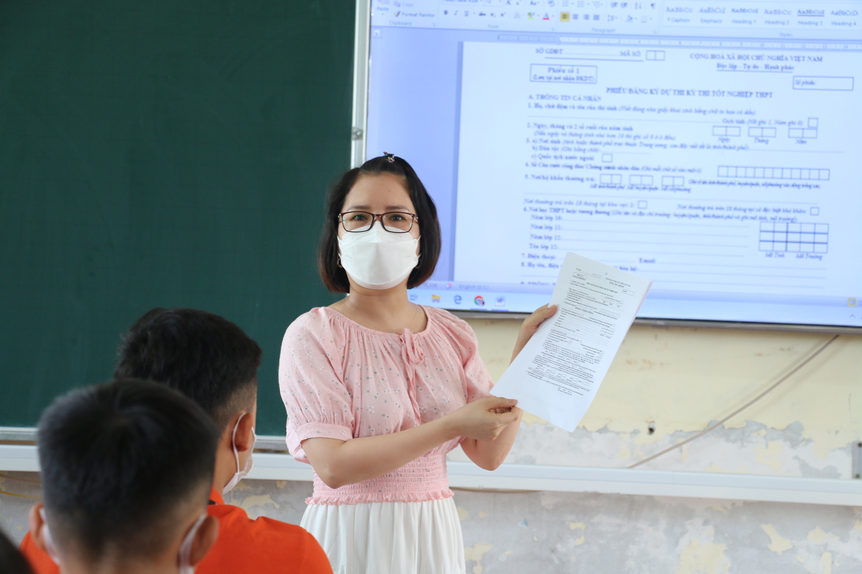Ngoài việc hướng dẫn theo hình thức trực tuyến, Trường THPT Nguyễn Trường Tộ và nhiều trường học khác trên địa bàn tỉnh còn hướng dẫn các em trên giấy.